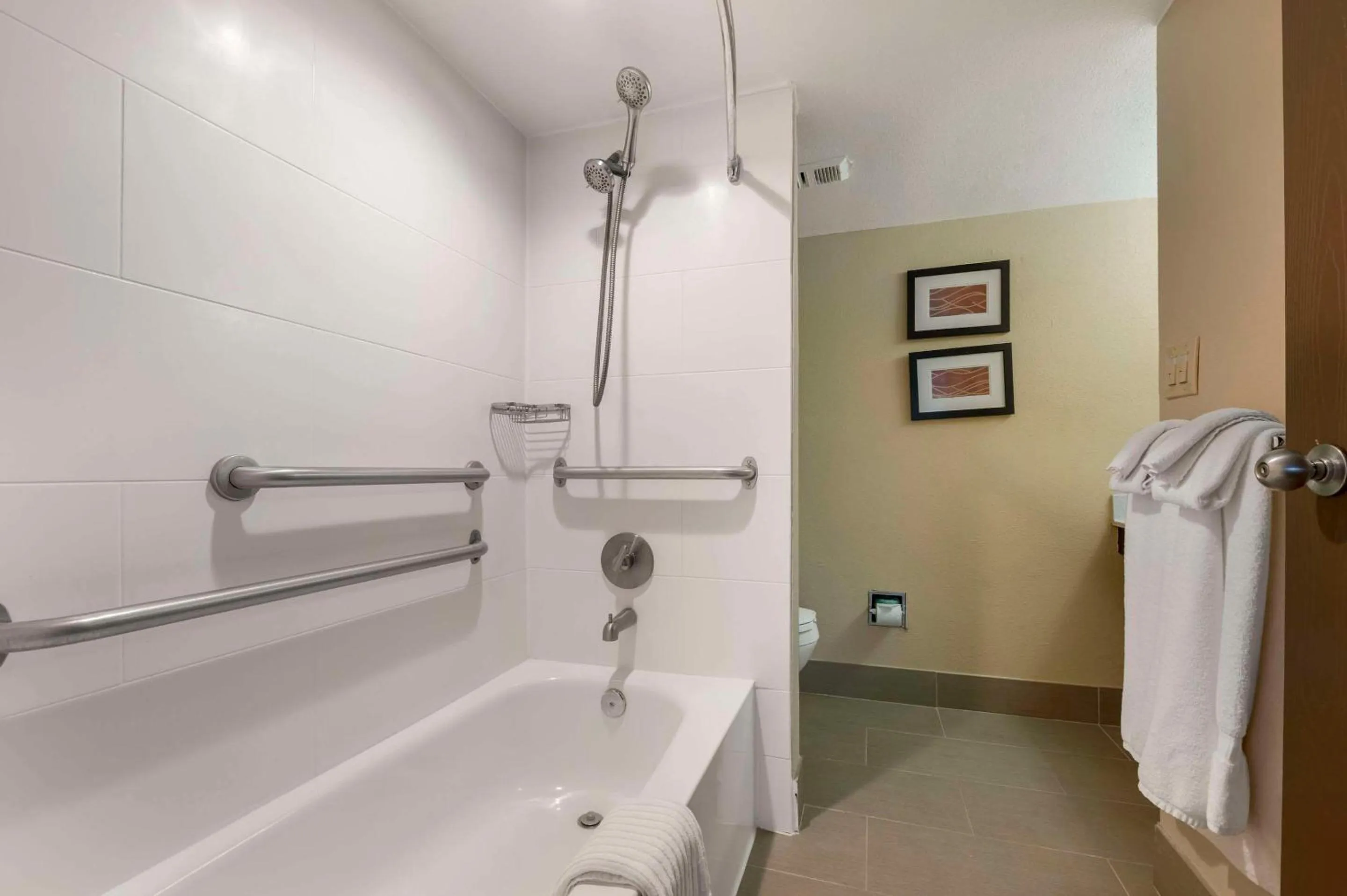 Bedroom in Comfort Inn & Suites North at the Pyramids