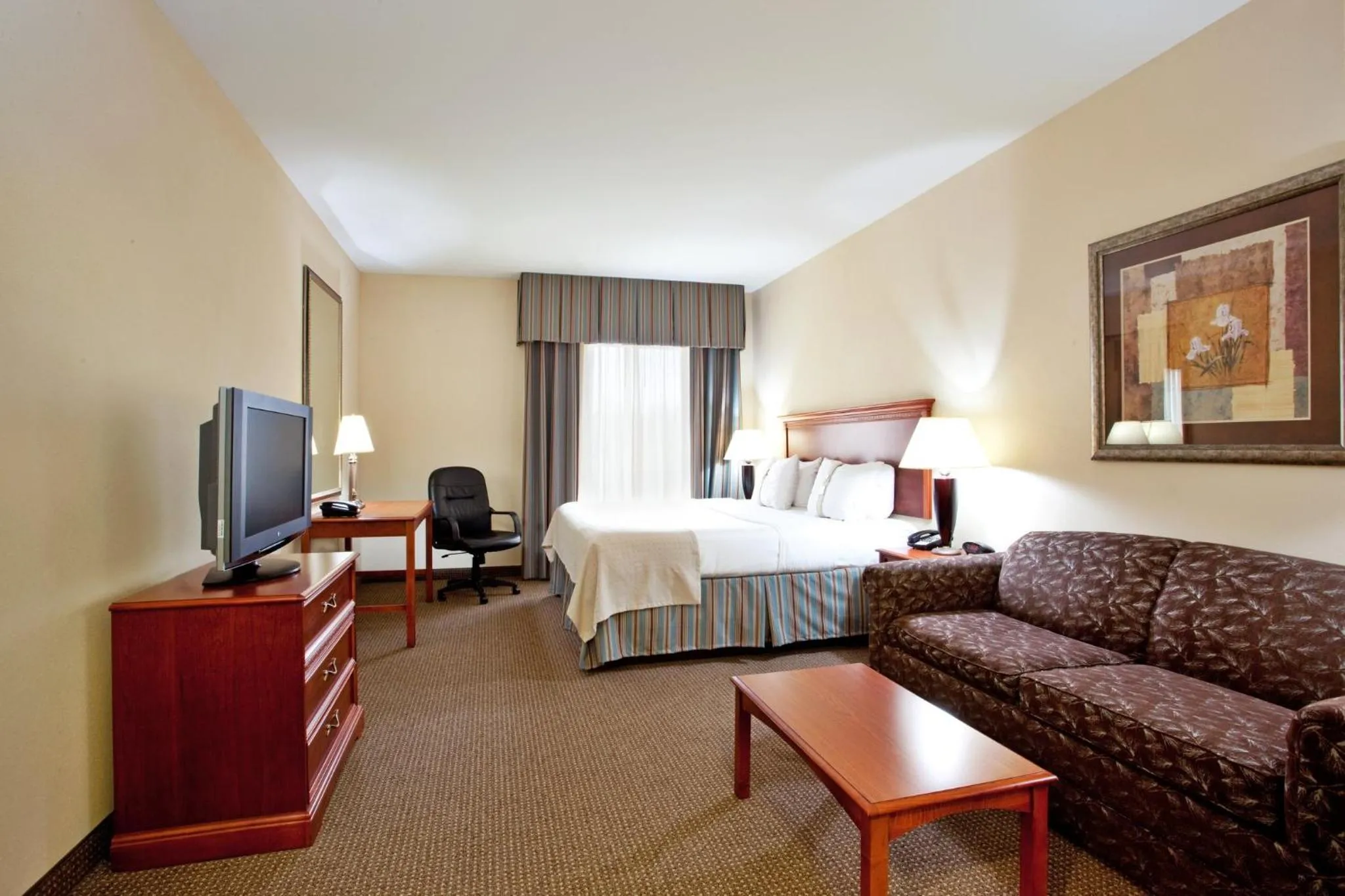 Photo of the whole room, Bed in Holiday Inn Hotel & Suites Beckley by IHG