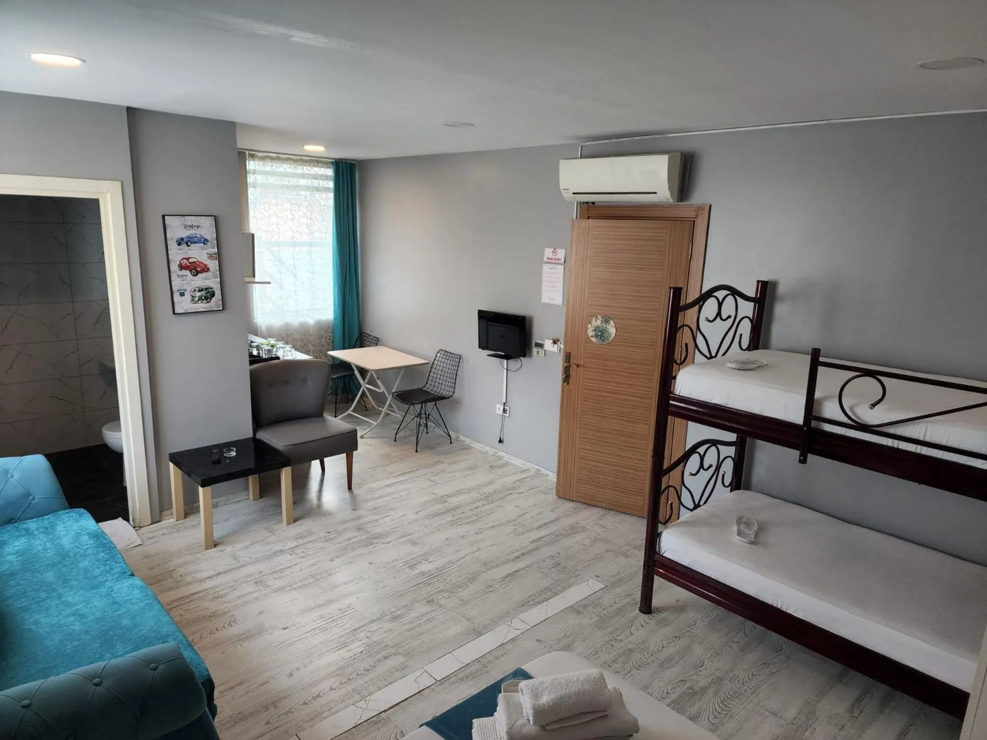 Photo of the whole room, Bed in 216 Turkuaz Suit