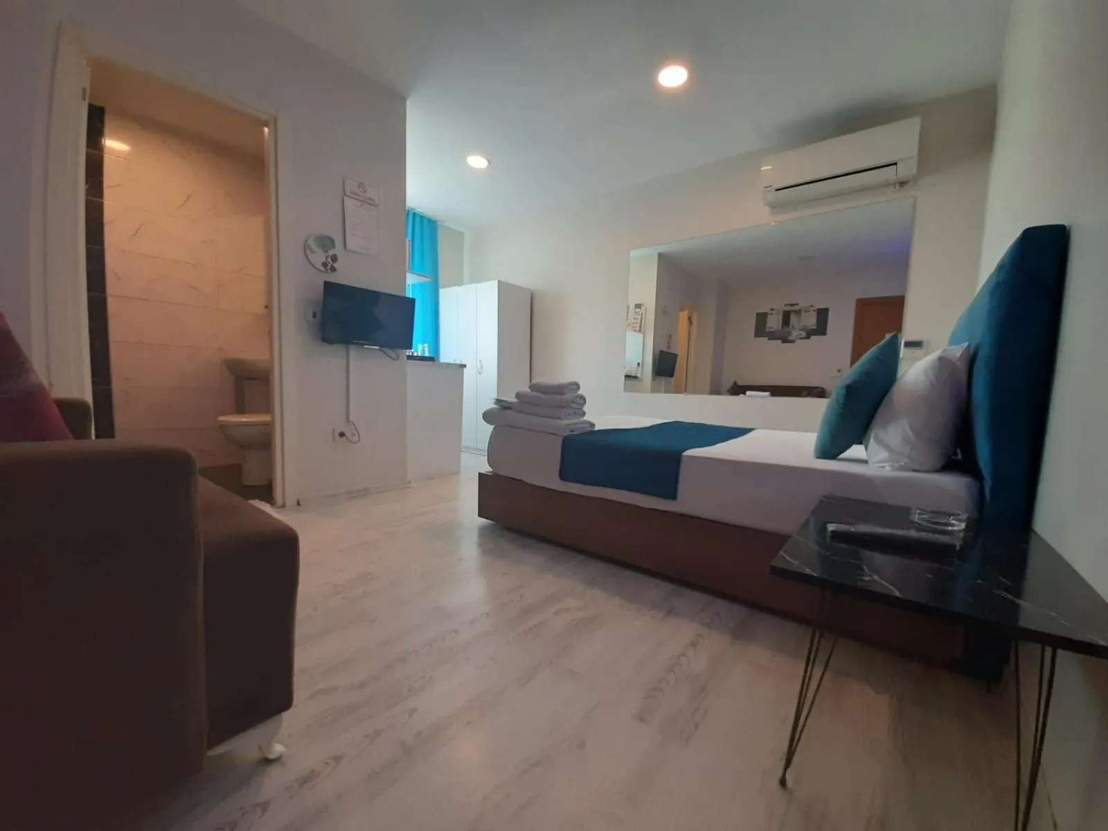 Photo of the whole room, Bed in 216 Turkuaz Suit