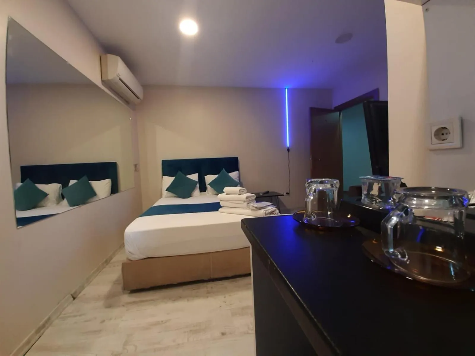 Photo of the whole room, Bed in 216 Turkuaz Suit