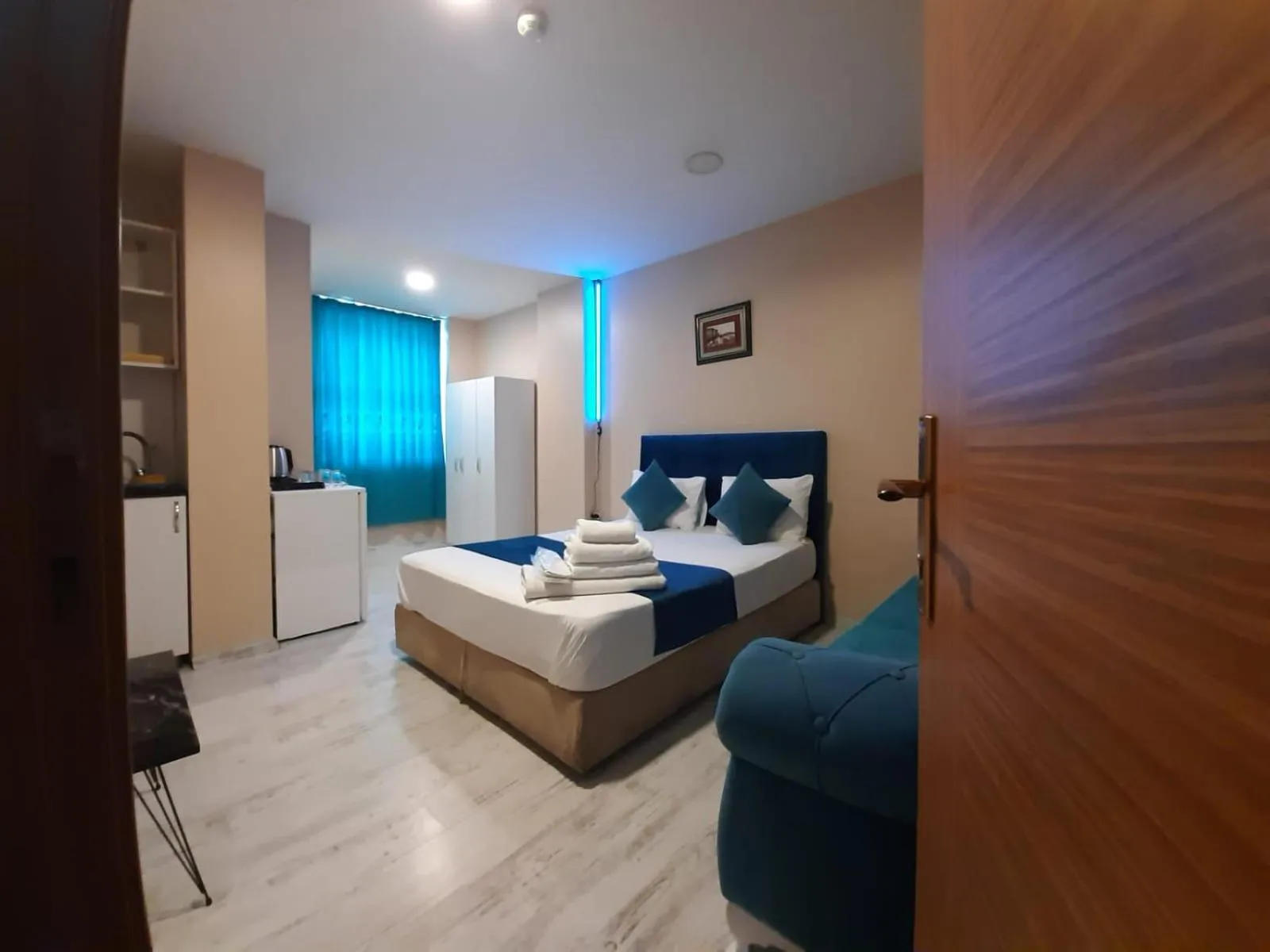 Photo of the whole room, Bed in 216 Turkuaz Suit