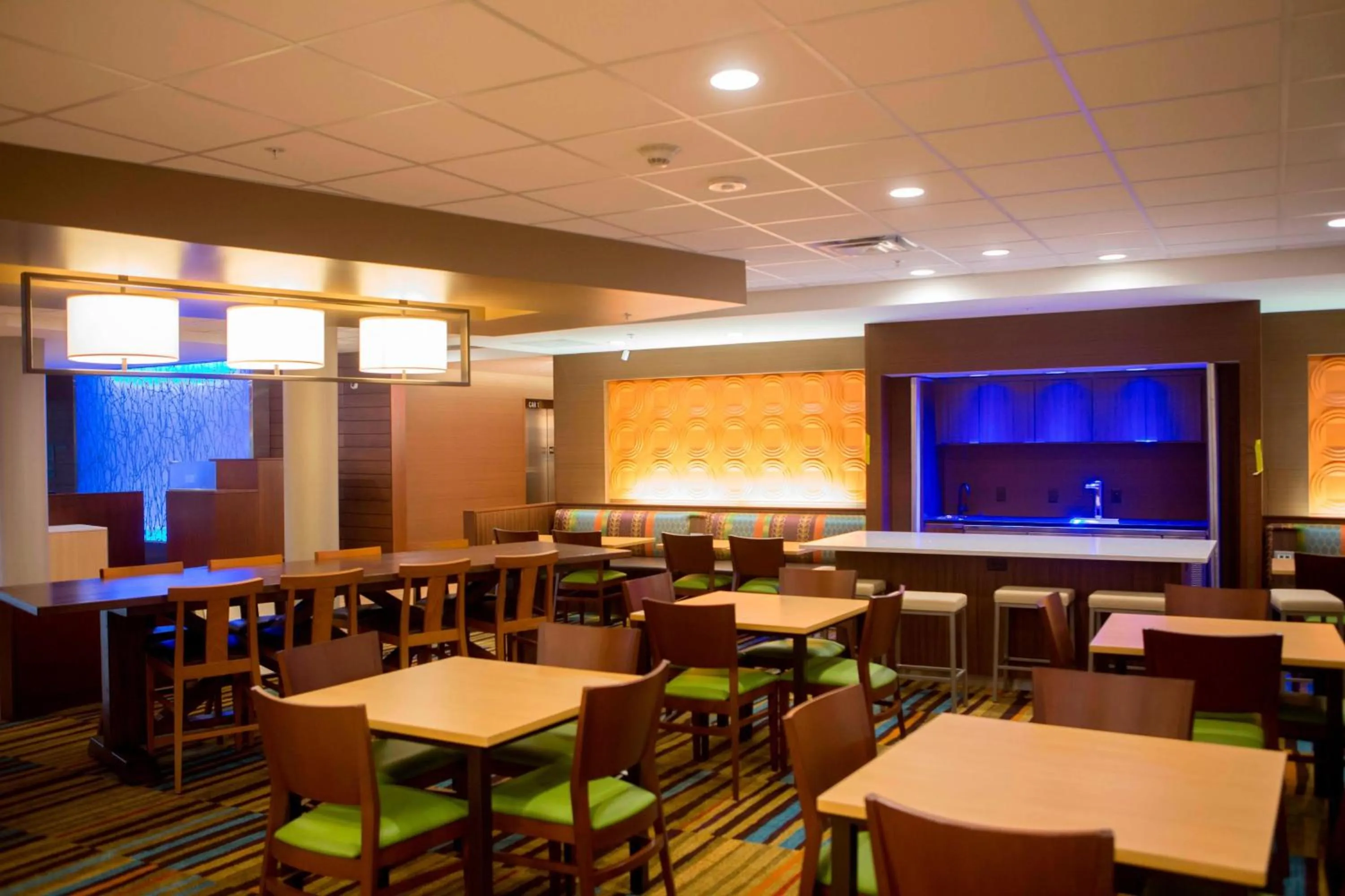 Restaurant/places to eat in Fairfield by Marriott Cambridge