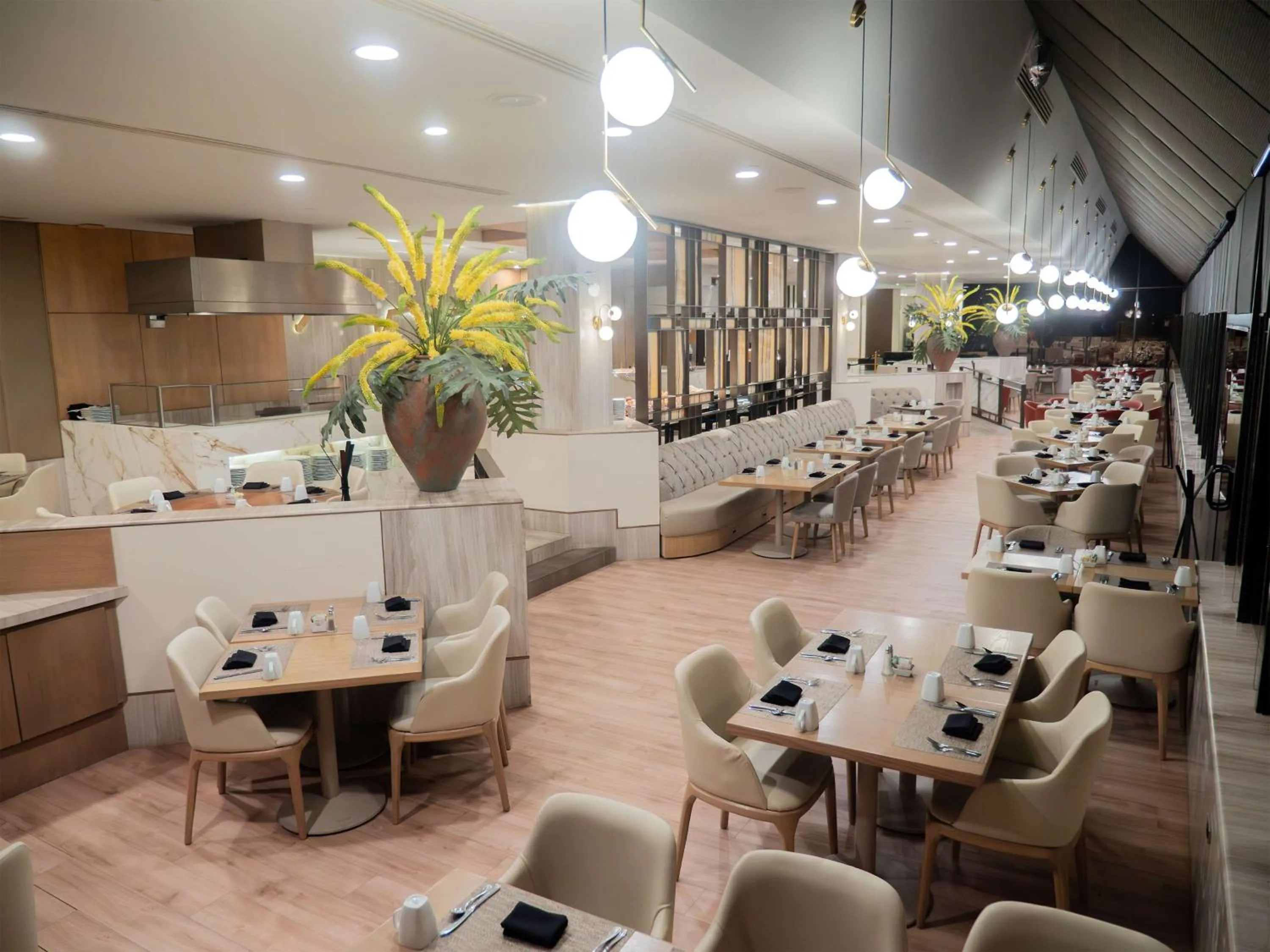 Restaurant/places to eat in MS Milenium Monterrey Curio Collection by Hilton