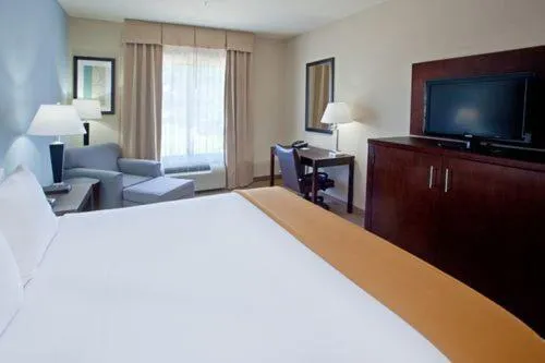 Photo of the whole room, Bed in Holiday Inn Express Hotel & Suites Beaumont Northwest by IHG