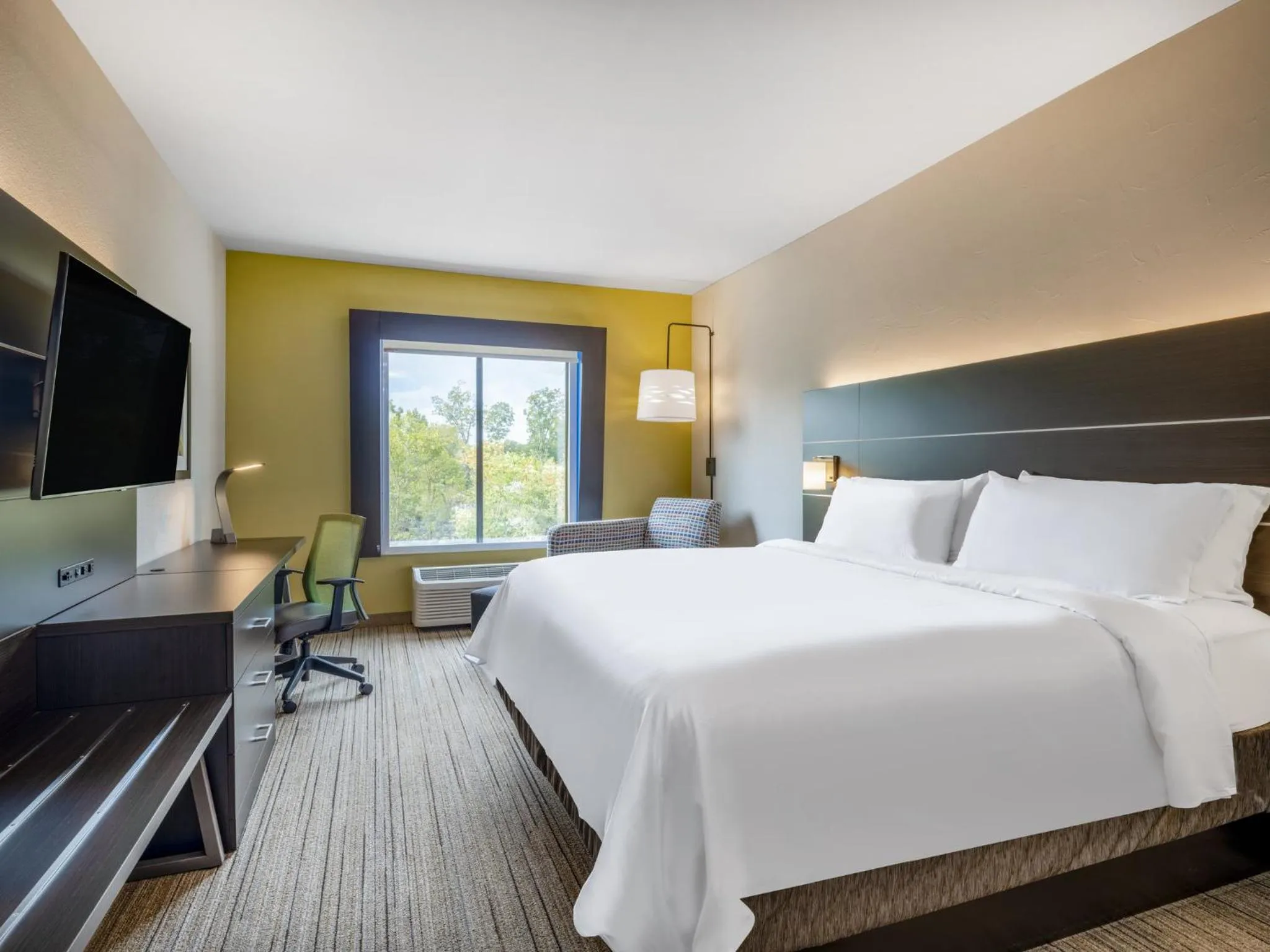 Photo of the whole room, Bed in Holiday Inn Express Hotel & Suites Beaumont Northwest by IHG