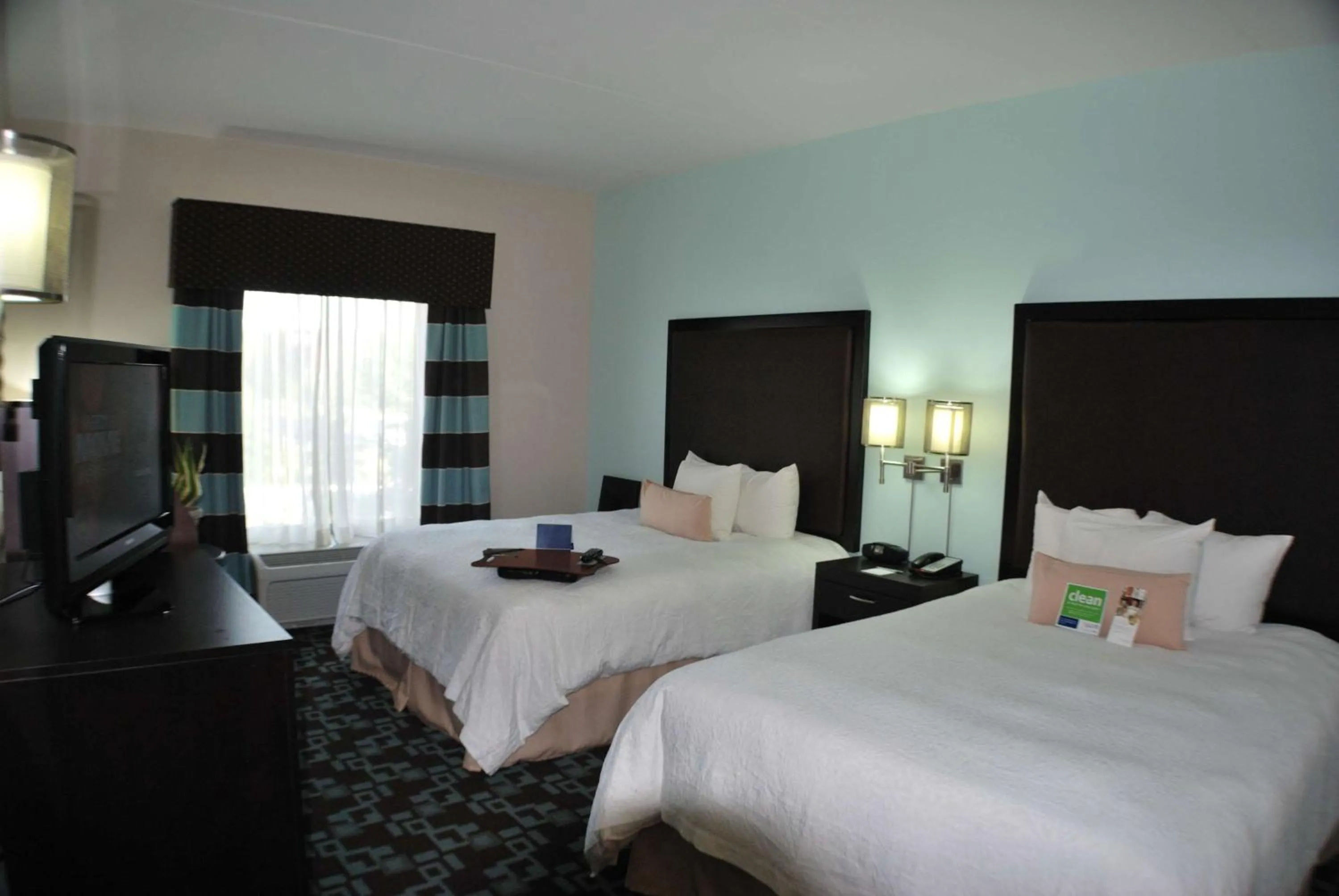 Bed in Hampton Inn & Suites Nashville at Opryland