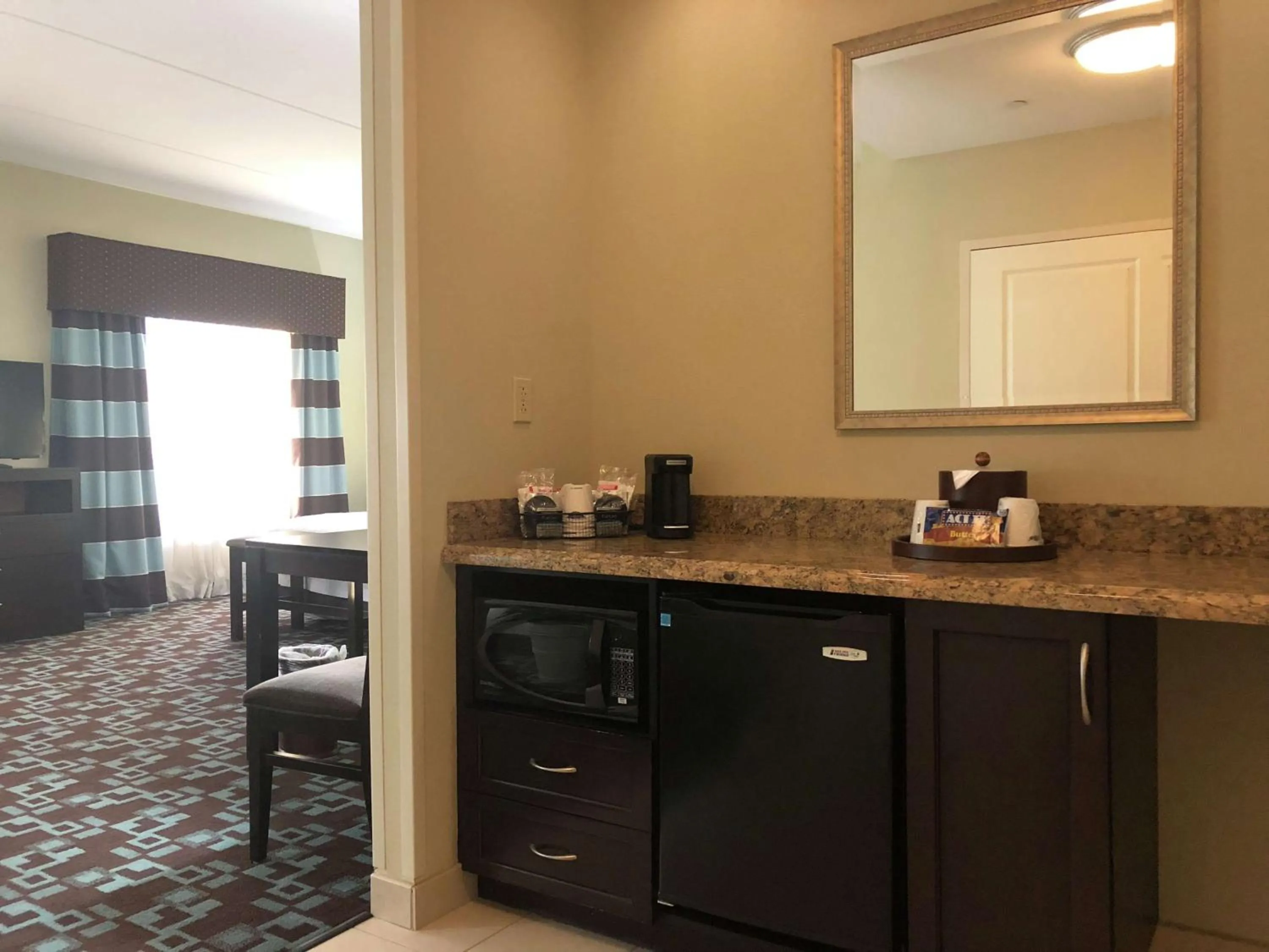Kitchen or kitchenette in Hampton Inn & Suites Nashville at Opryland