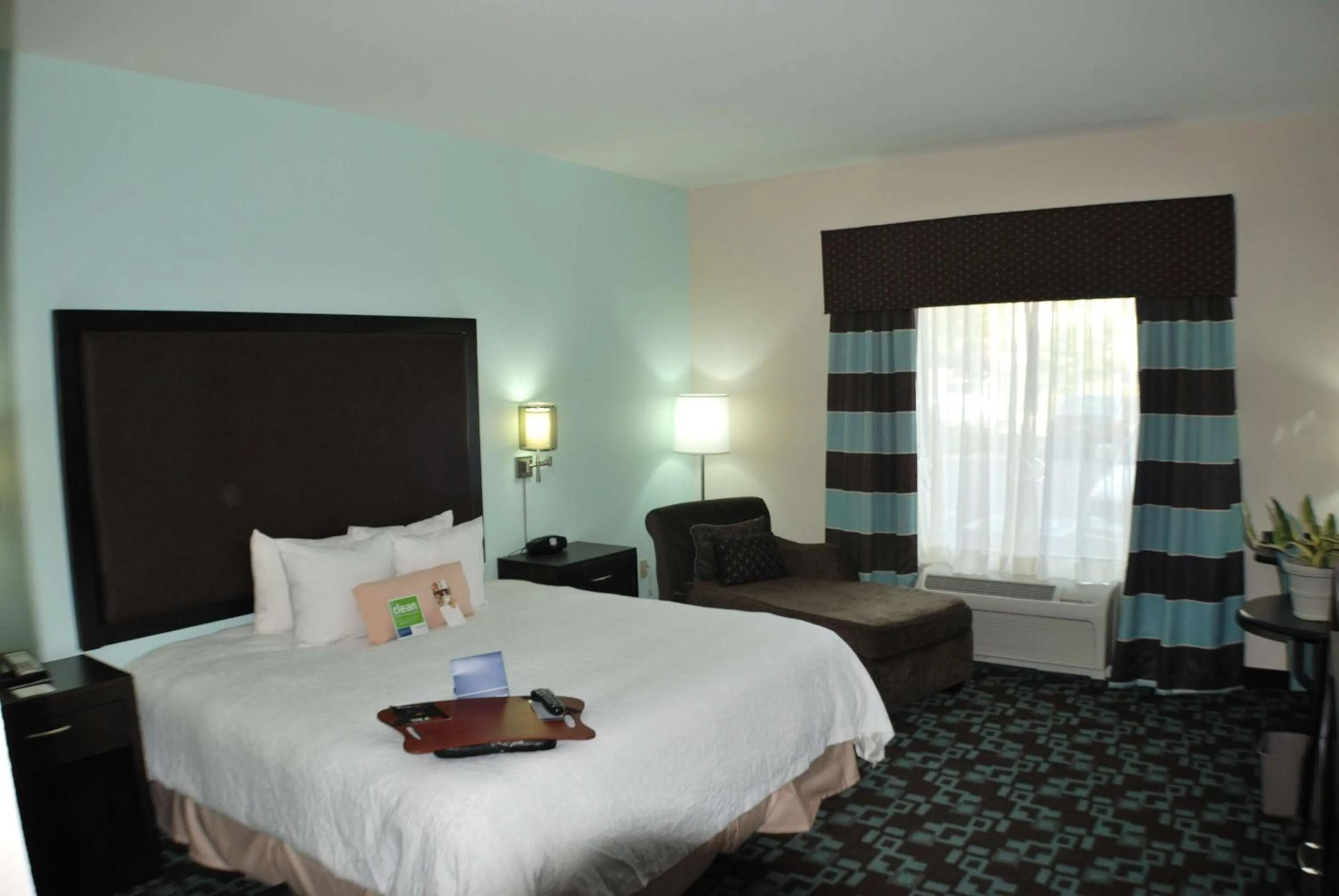 Bed in Hampton Inn & Suites Nashville at Opryland