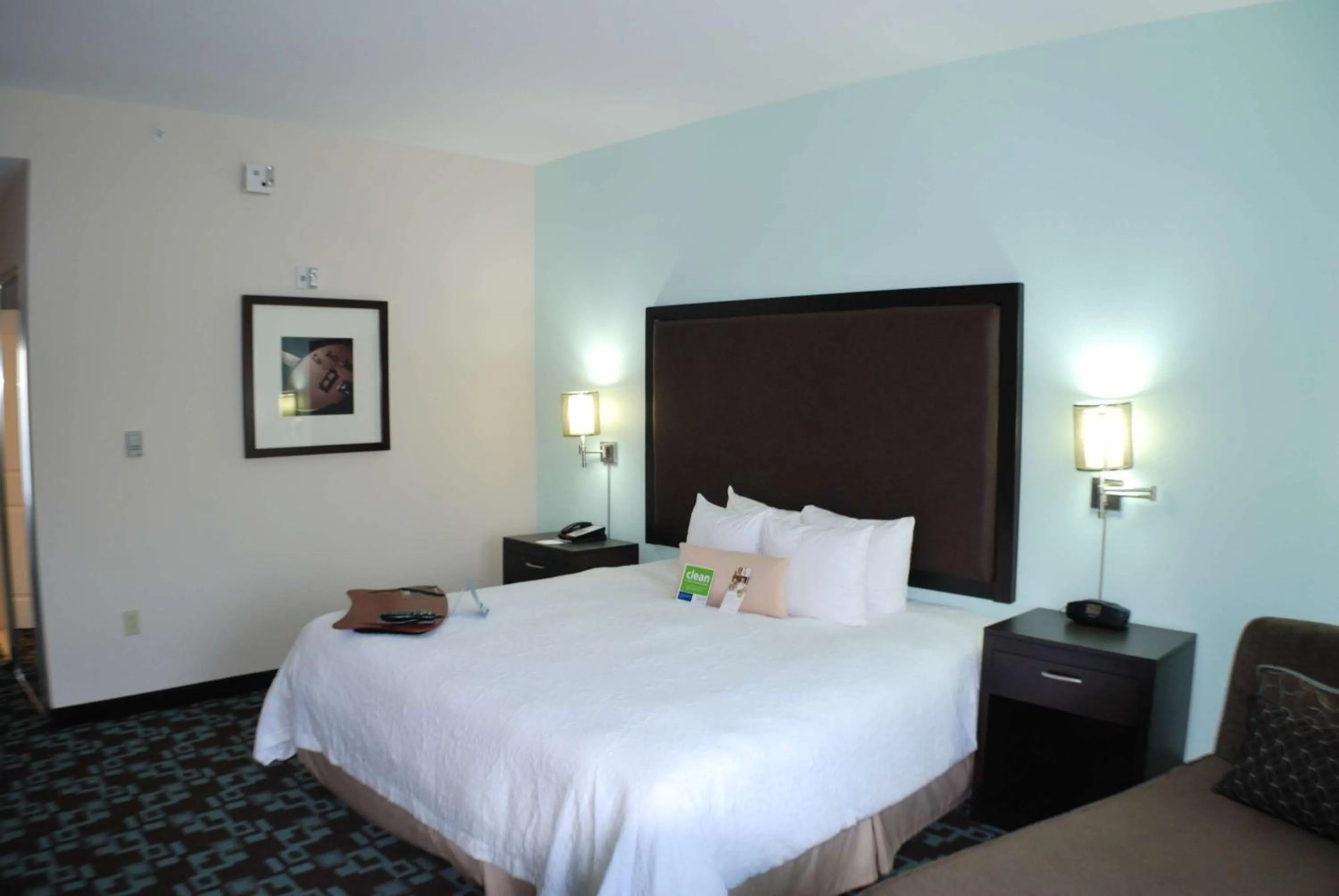 Bed in Hampton Inn & Suites Nashville at Opryland