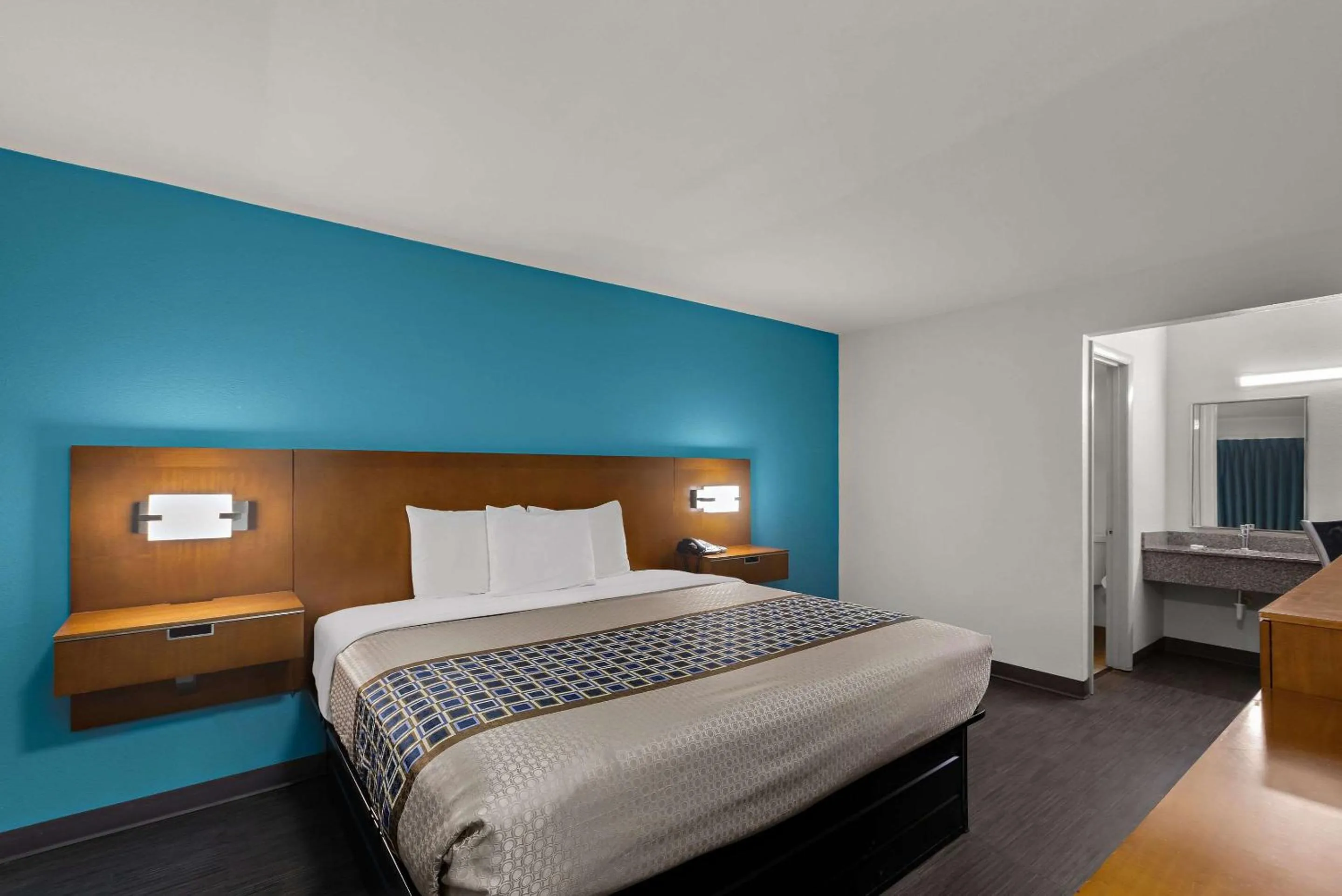 Bedroom, Bed in Rodeway Inn Commerce