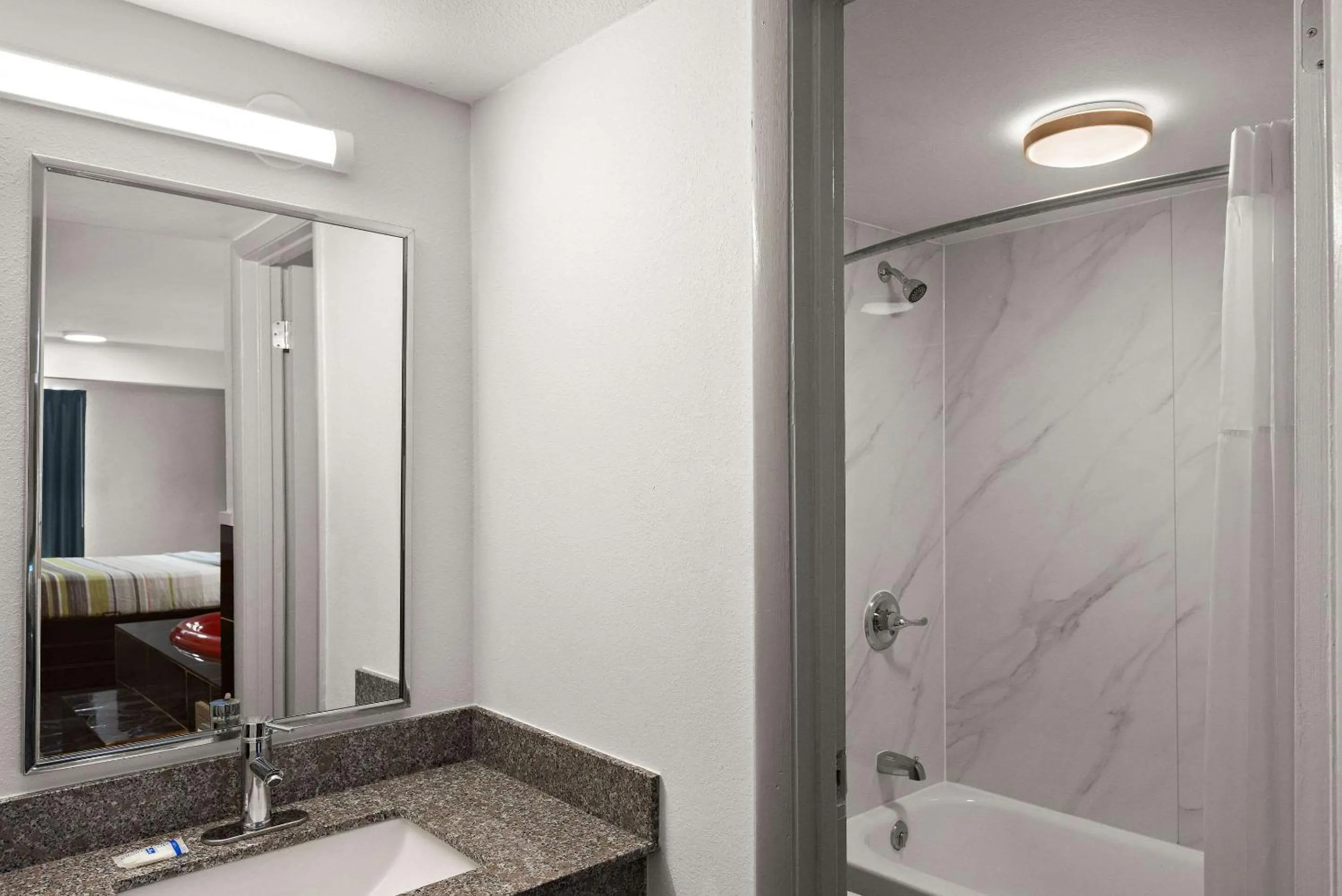 Bedroom in Rodeway Inn Commerce