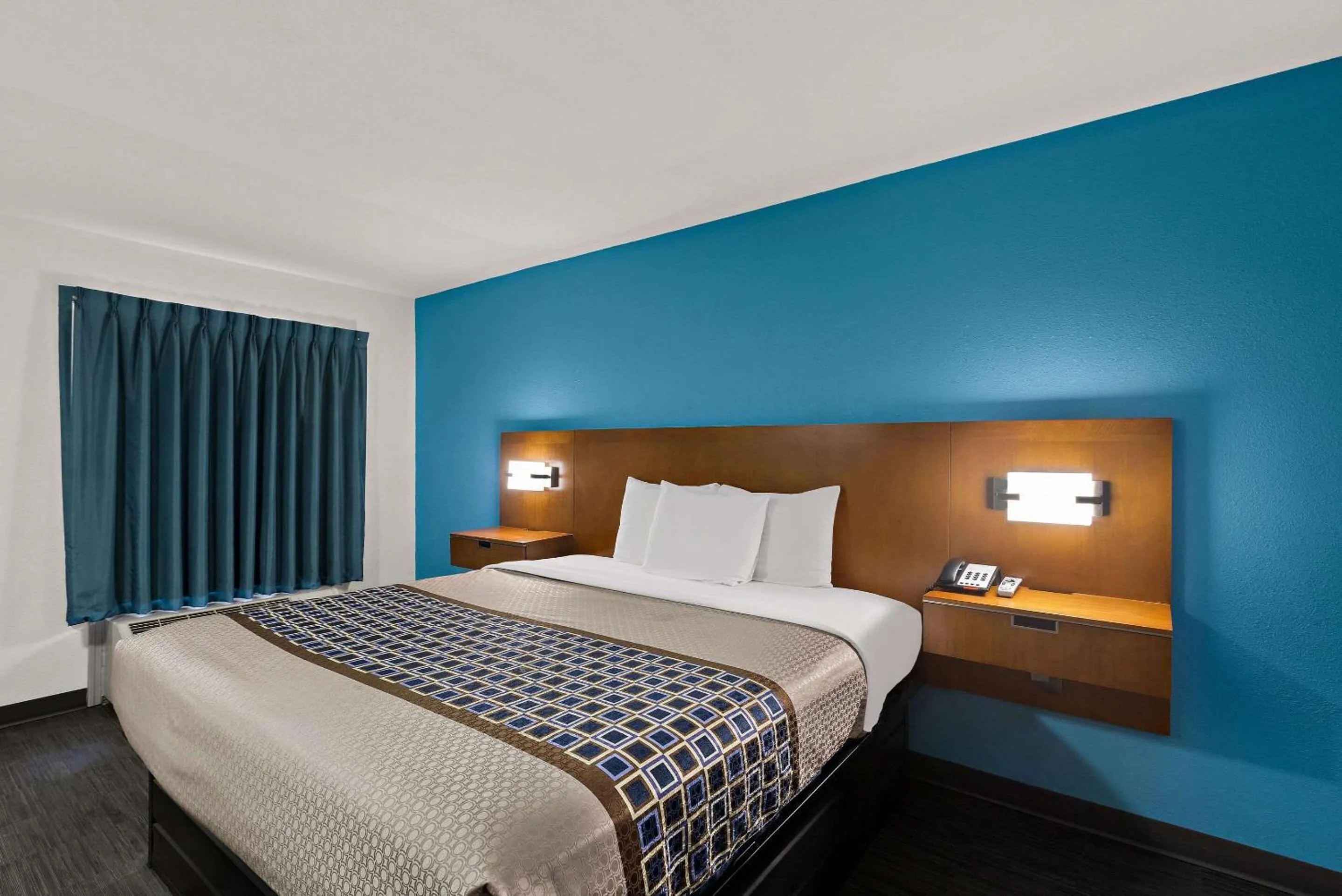 Bedroom, Bed in Rodeway Inn Commerce