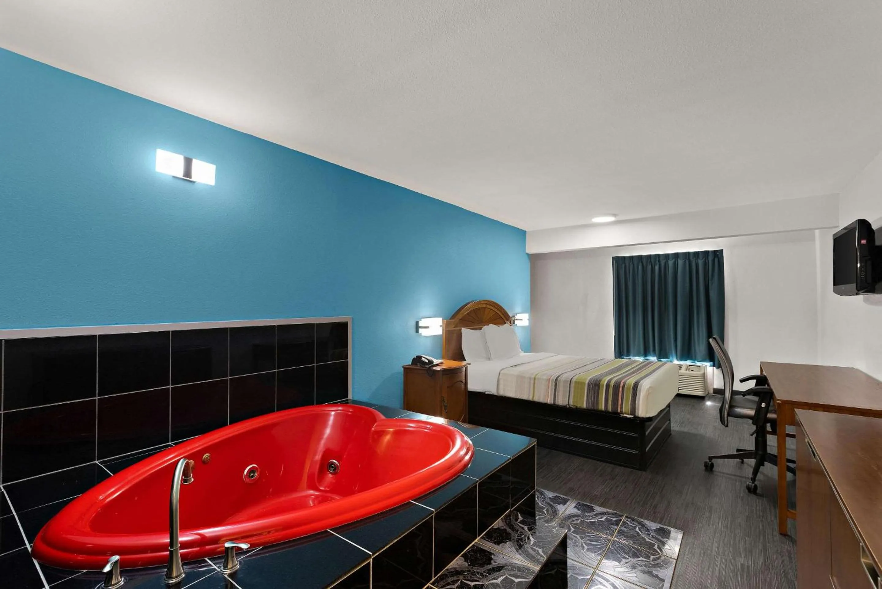 Bedroom, Bed in Rodeway Inn Commerce