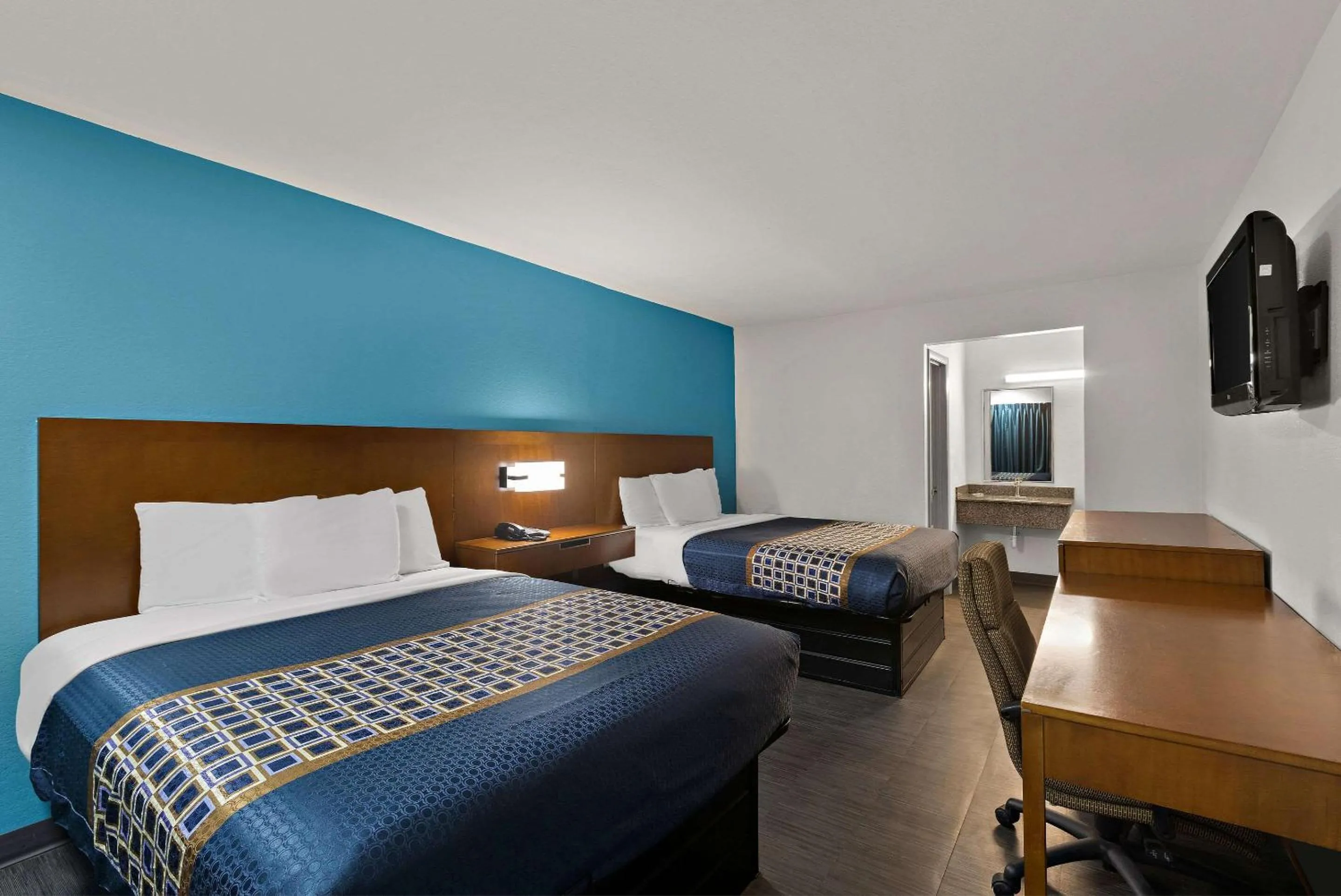 Bedroom, Bed in Rodeway Inn Commerce