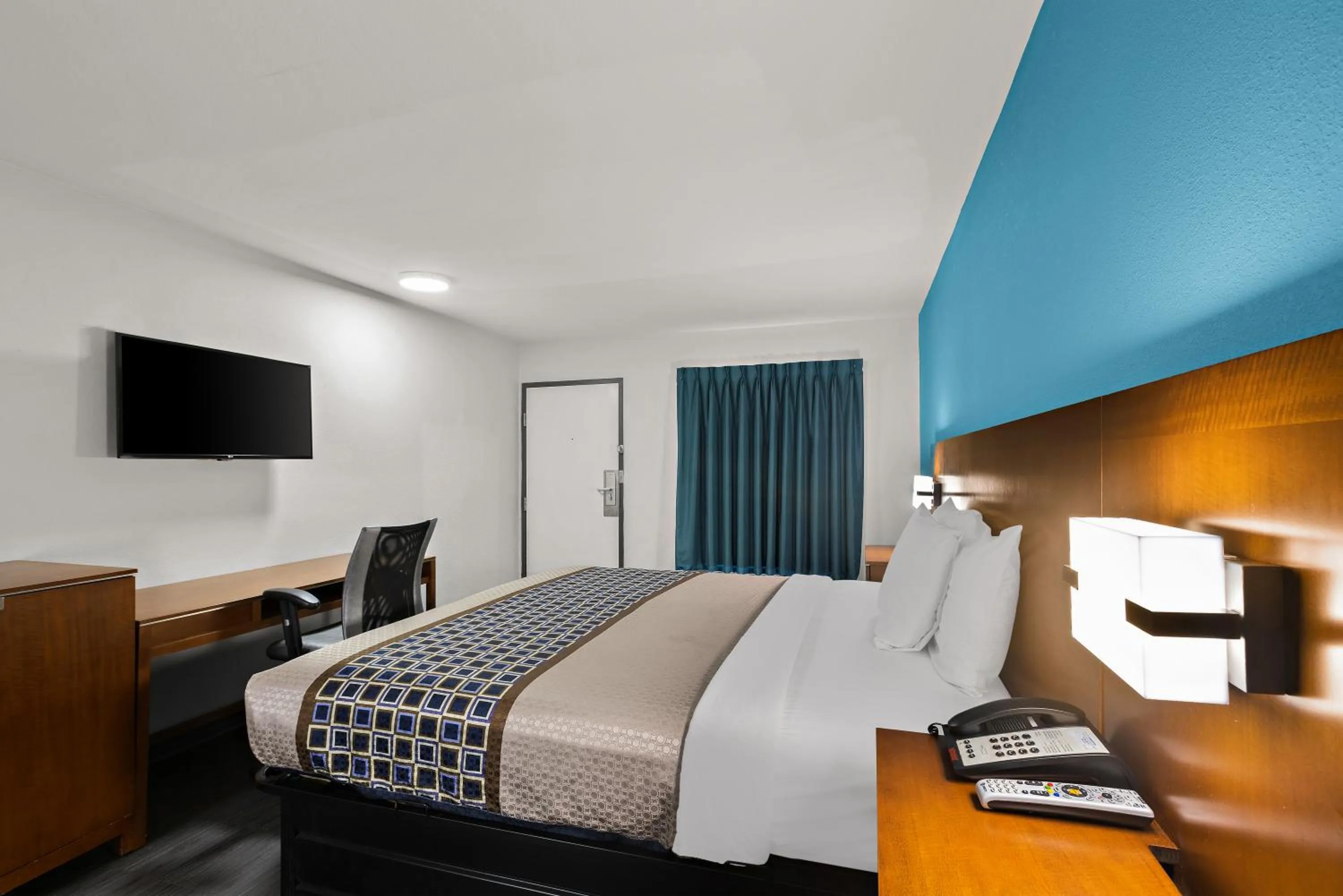 TV and multimedia, Bed in Rodeway Inn Commerce