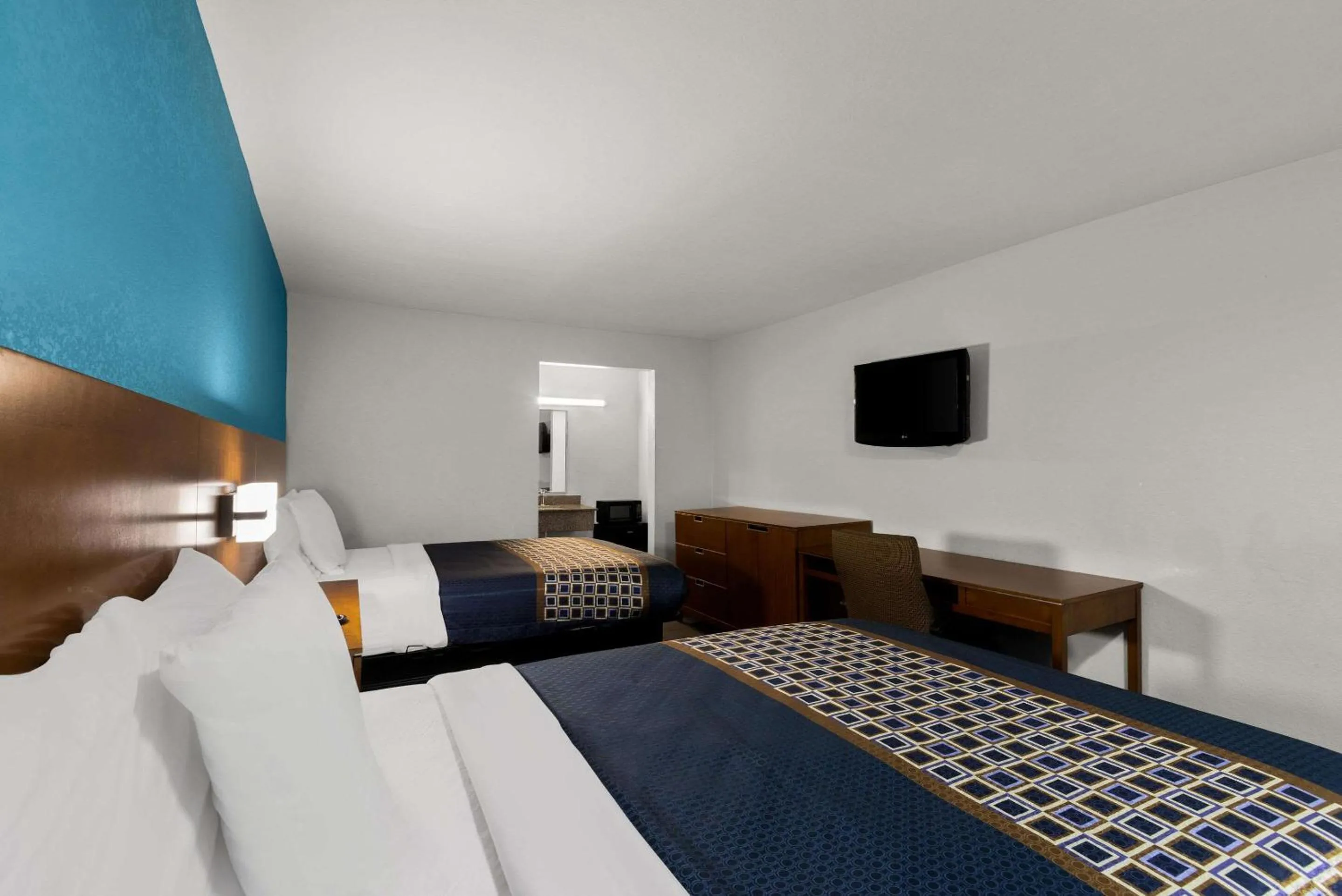 Bedroom, Bed in Rodeway Inn Commerce