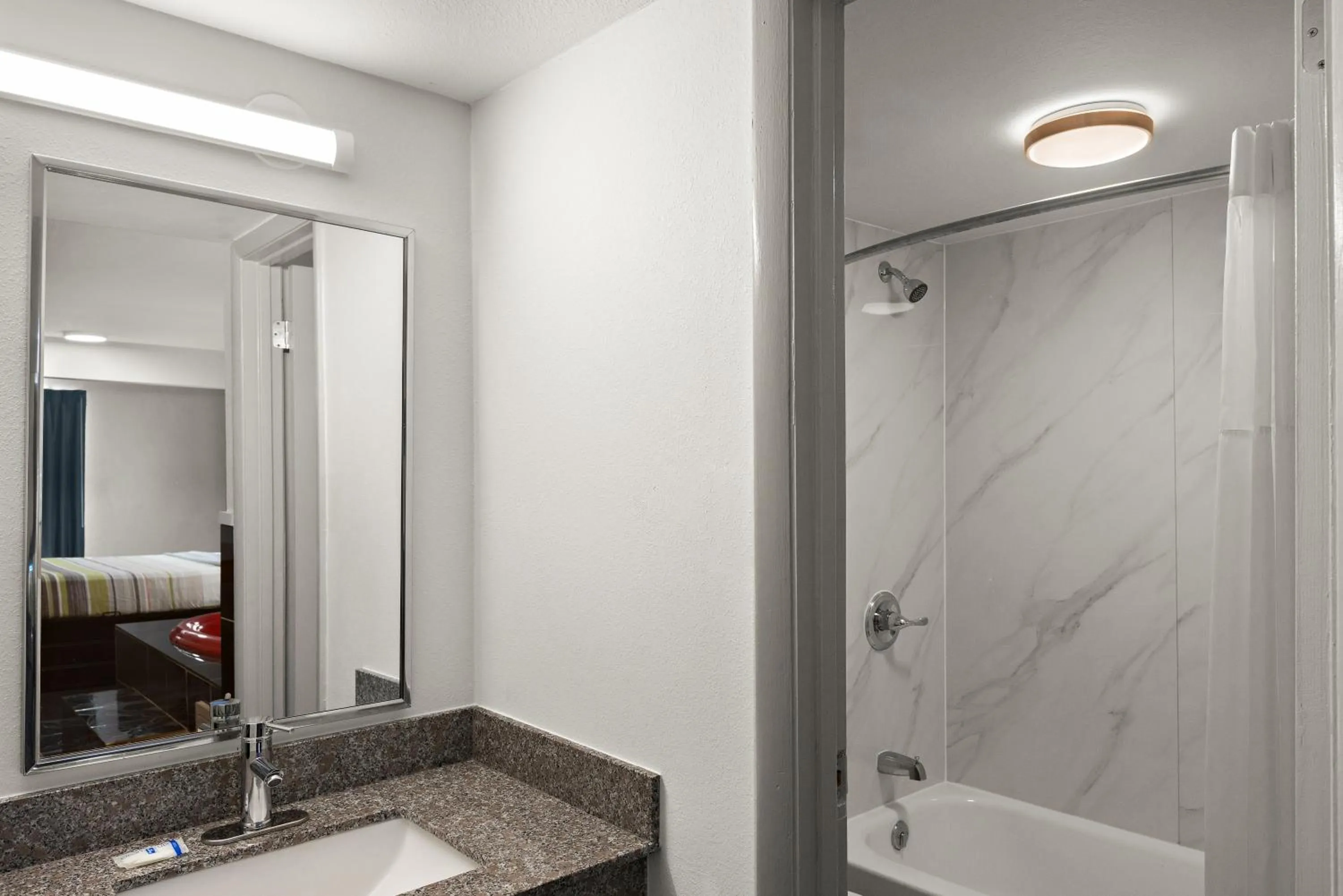 Shower in Rodeway Inn Commerce