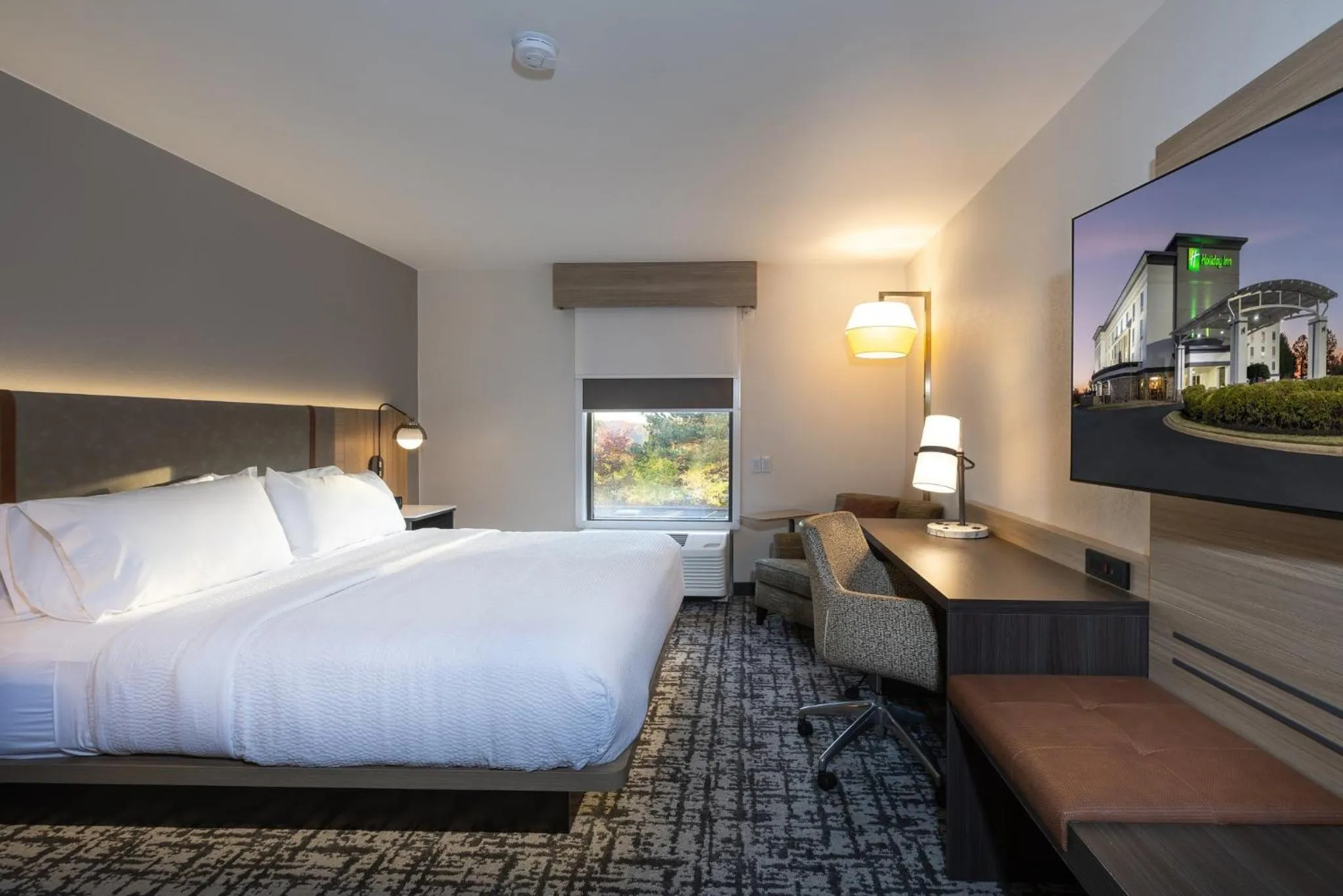 Photo of the whole room, Bed in Holiday Inn Anderson by IHG