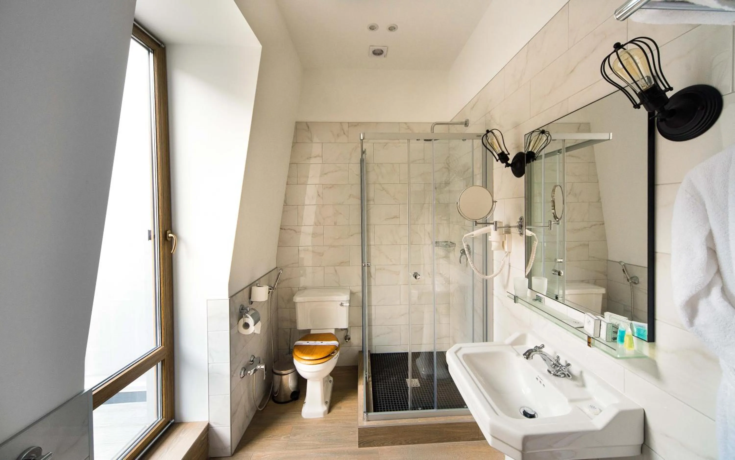 Shower in Wall Street - Maestro