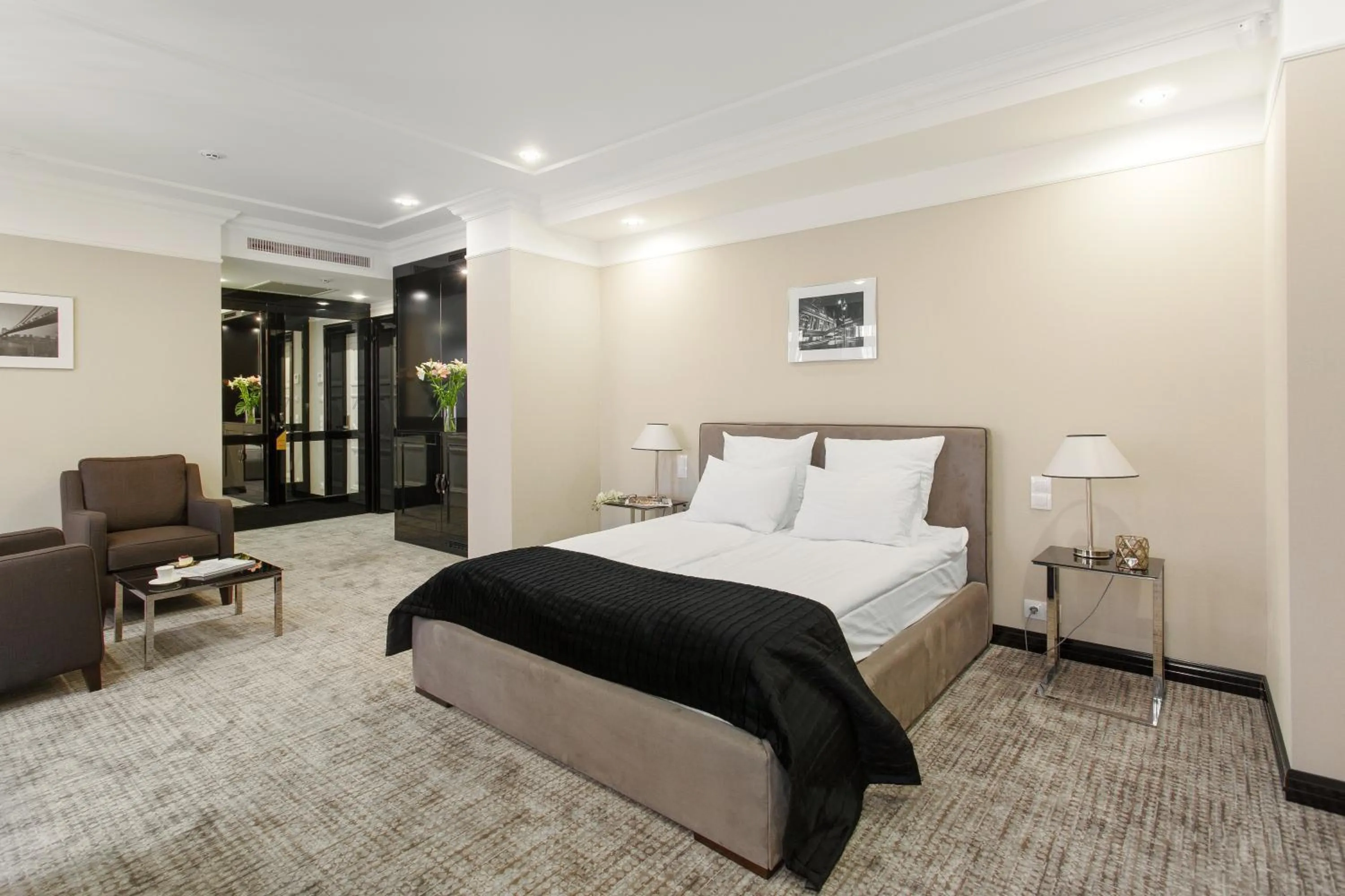 Bed in Wall Street - Maestro