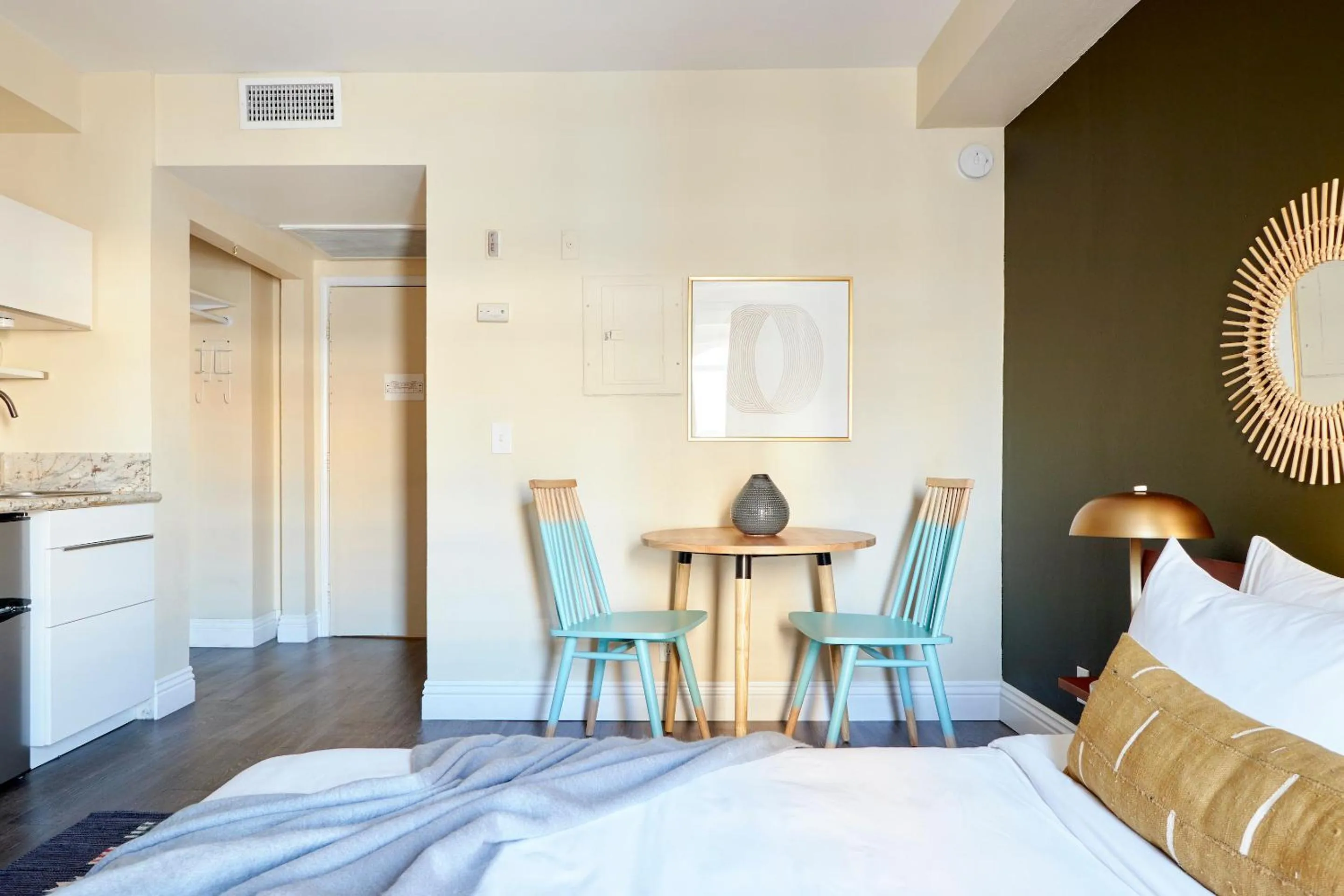 Dining area, Bed in Sonder The Marin