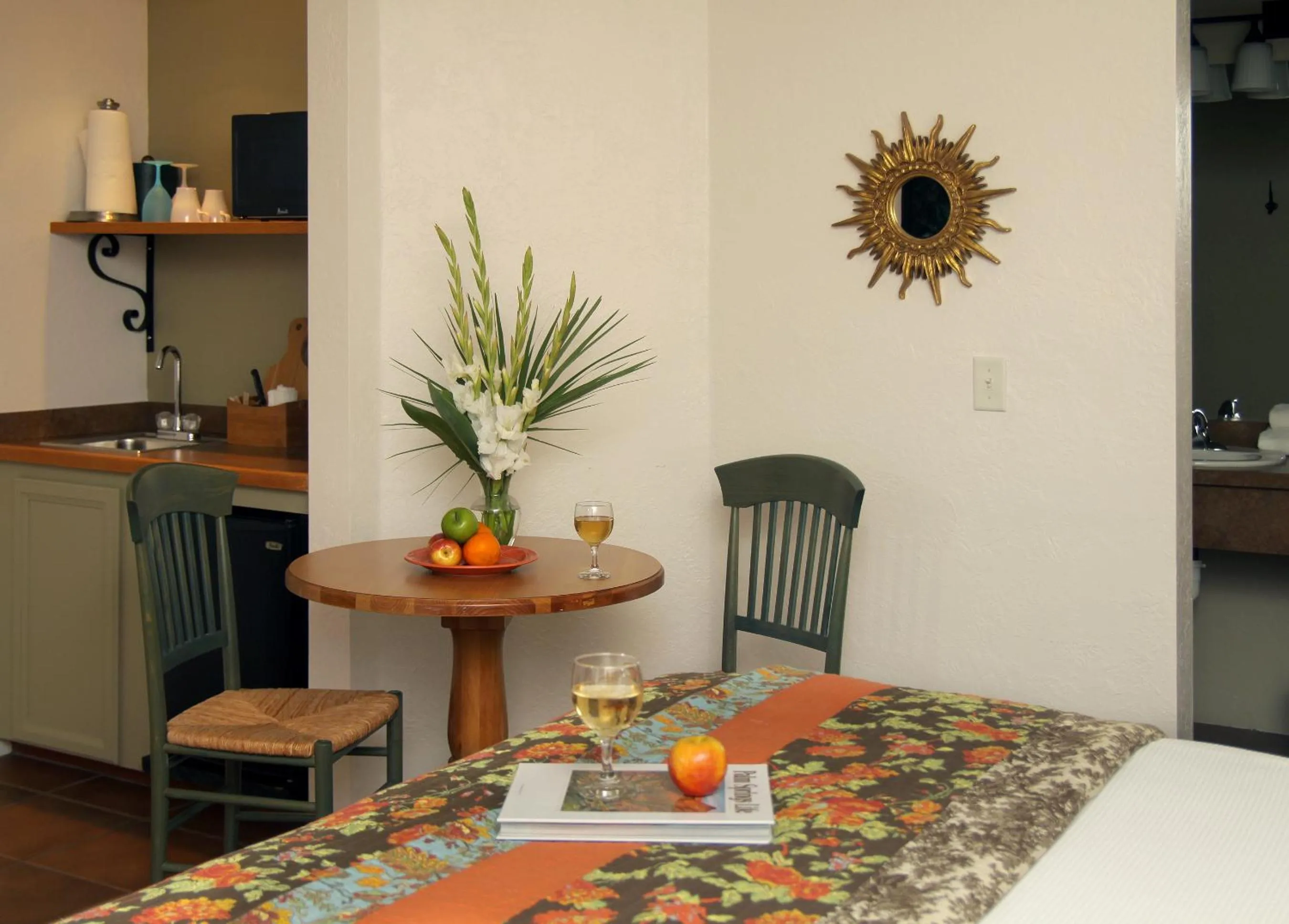 Dining area, Bed in Hotel California