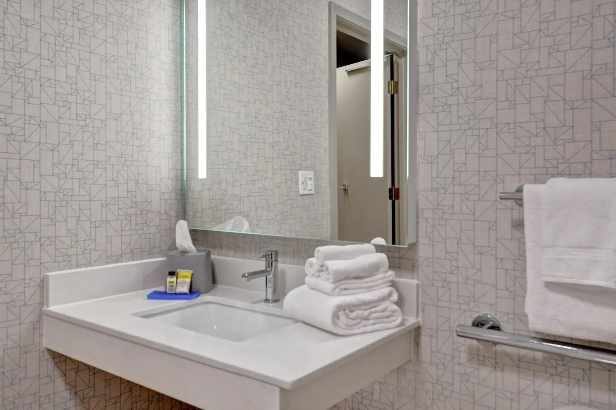 King Suite - Disability Access in Holiday Inn Express Hotel & Suites Anderson I-85 - HWY 76, Exit 19B by IHG King Suite - Disability Access in Holiday Inn Express Hotel & Suites Anderson I-85 - HWY 76, Exit 19B by IHG