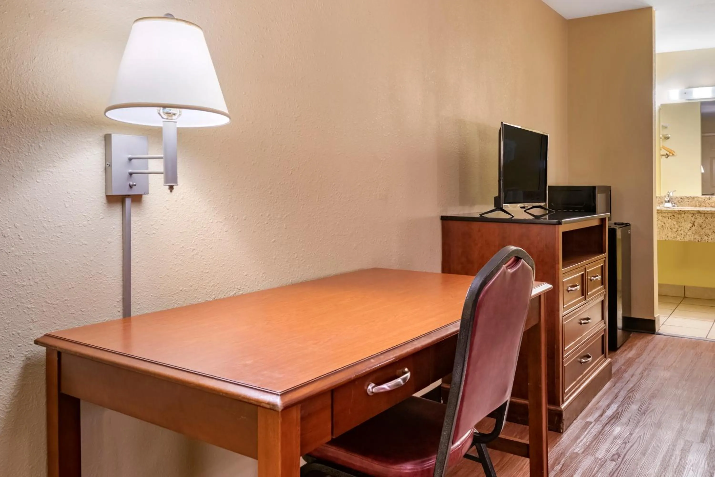 TV and multimedia in Econo Lodge Inn & Suites Maingate Central