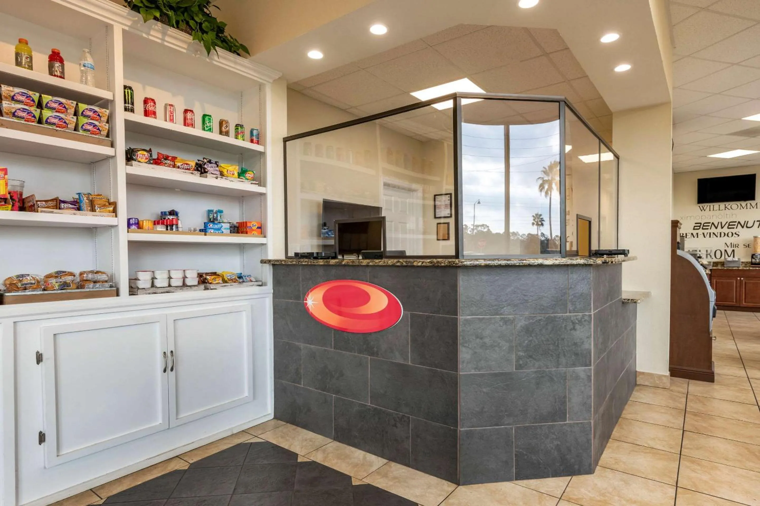 Lobby or reception in Econo Lodge Inn & Suites Maingate Central