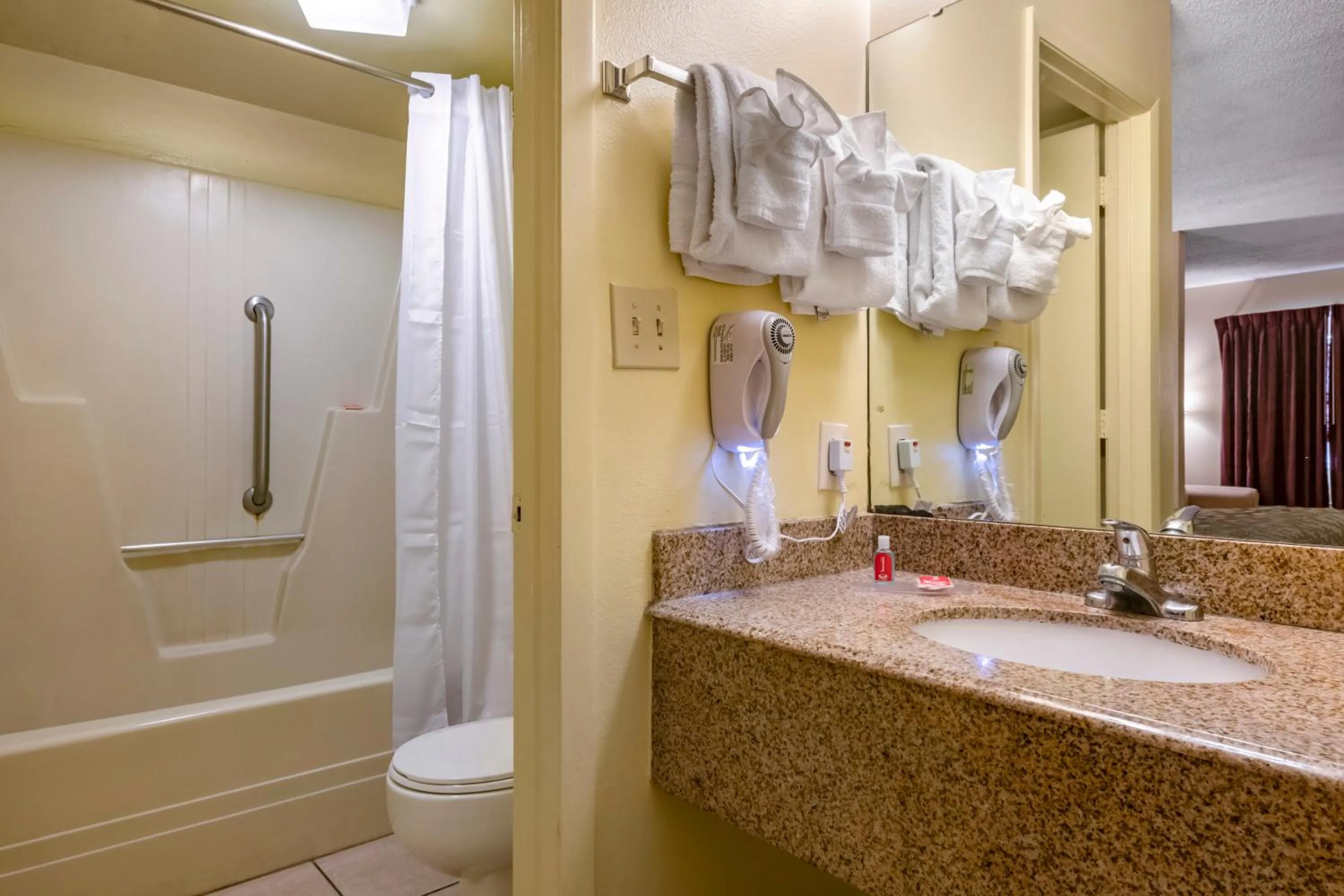 Bathroom in Econo Lodge Inn & Suites Maingate Central