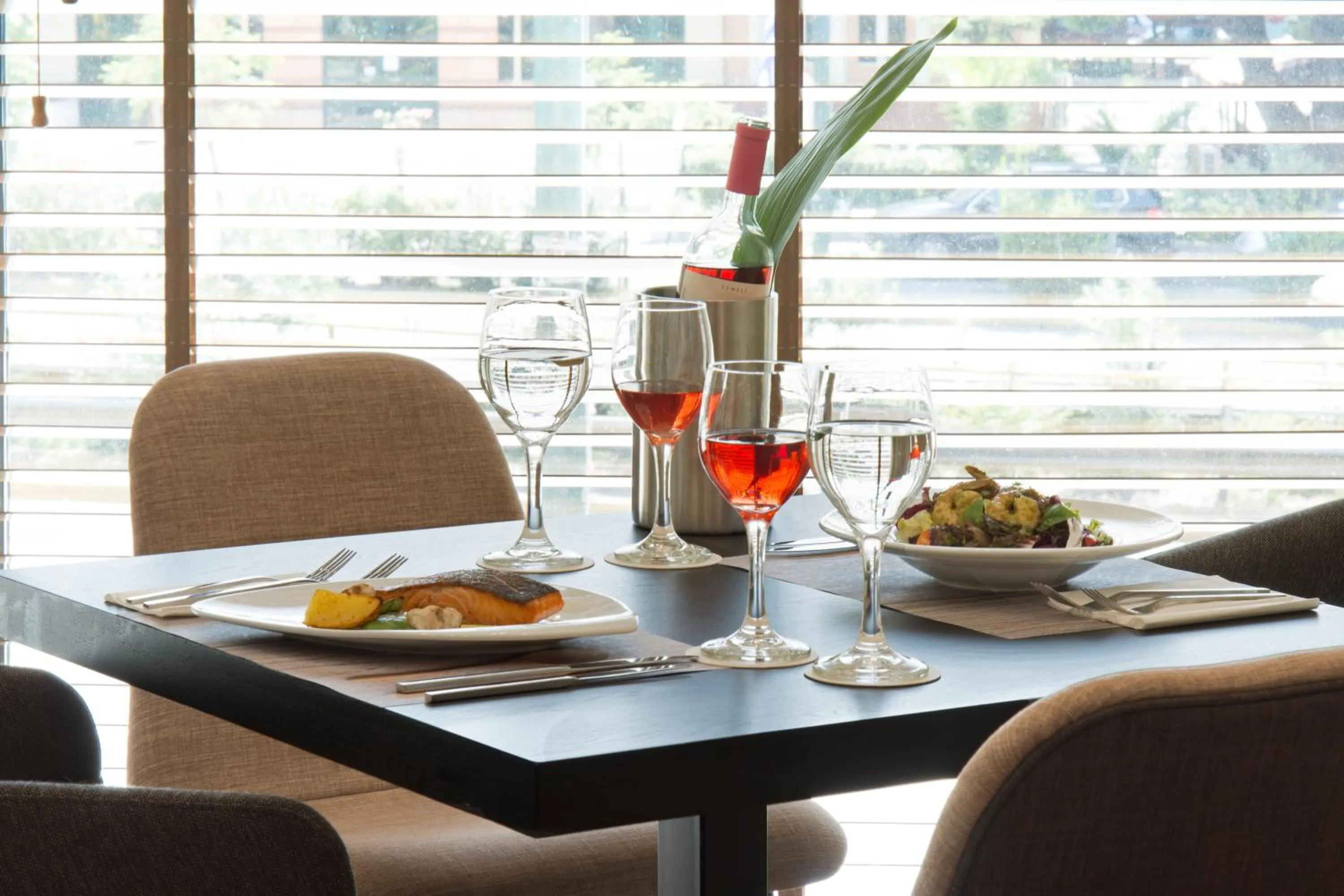 Restaurant/places to eat in Athens Avenue Hotel