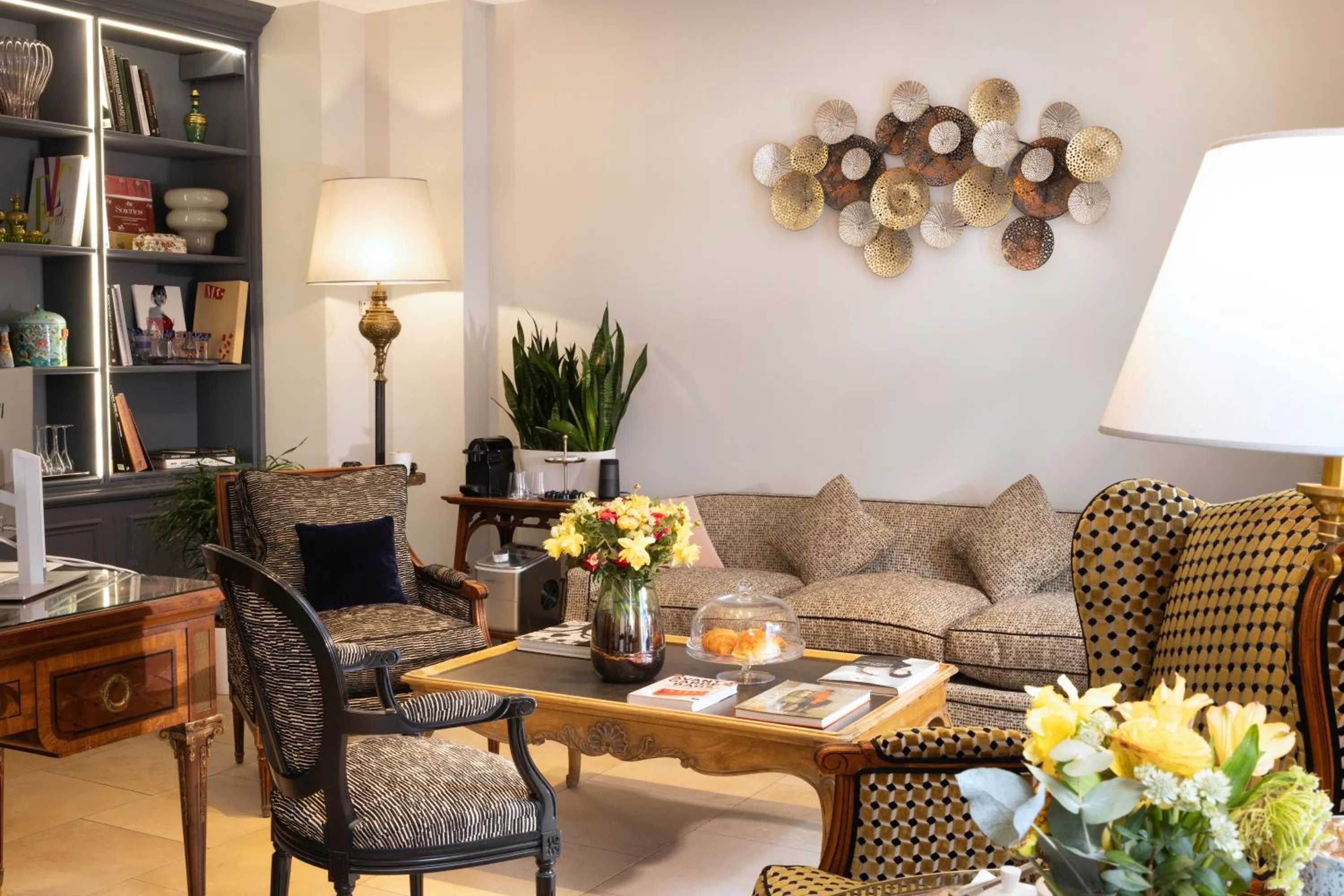 Seating area in Le Relais Madeleine