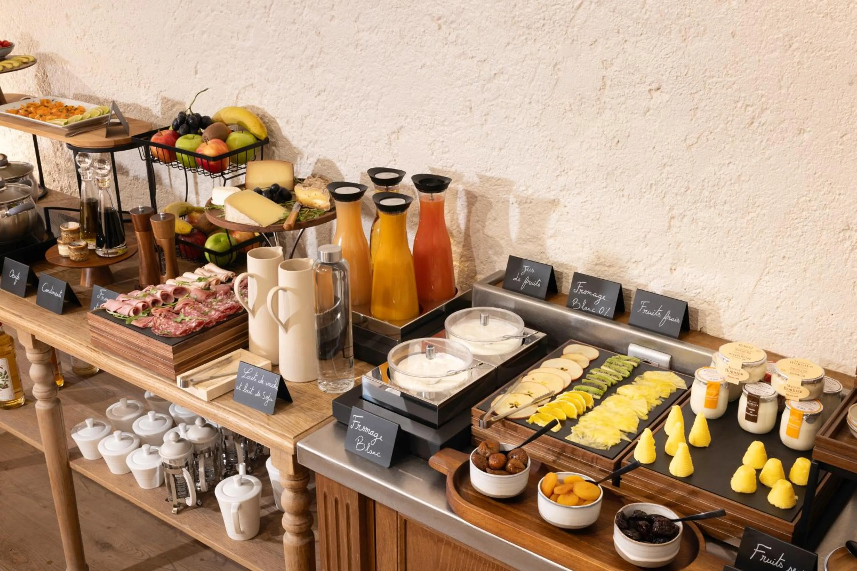 Food and drinks in Le Relais Madeleine