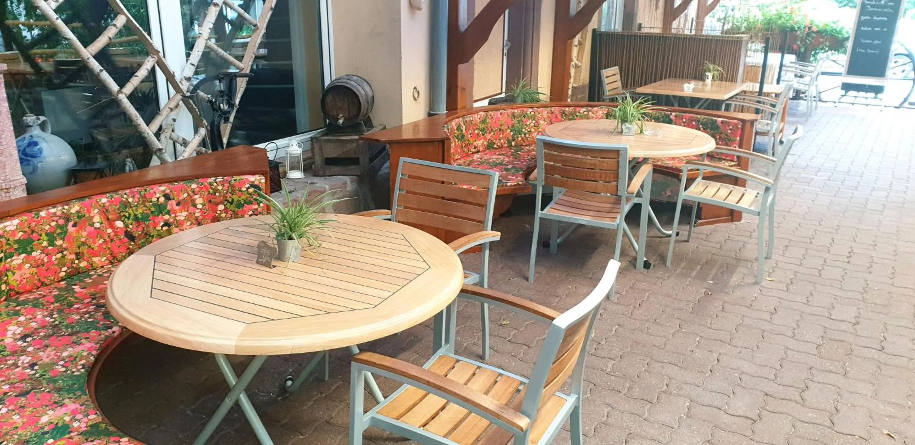 Patio in Hotel Restaurant le Faudé