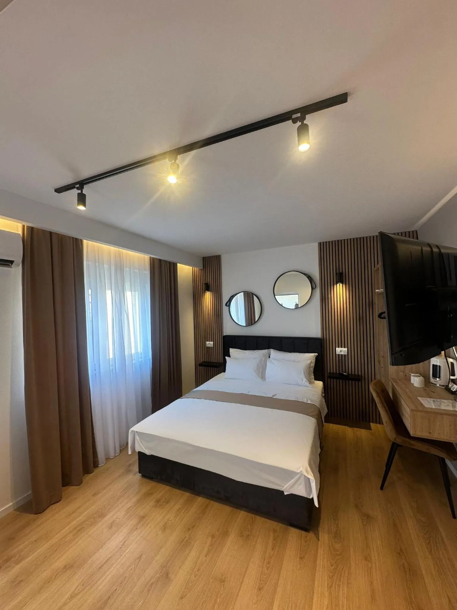 Bathroom, Bed in Hotel Sinan Han