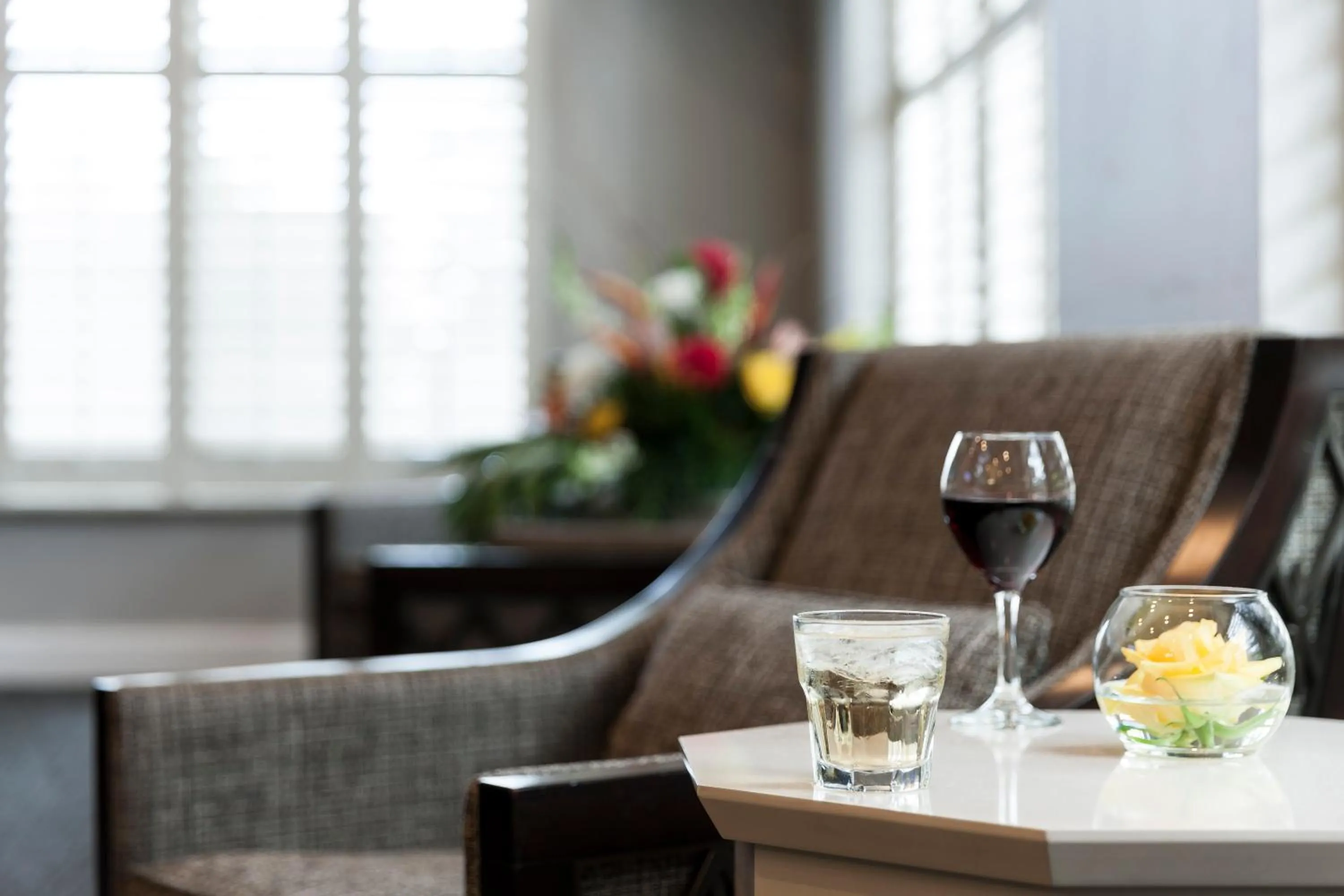 Lounge or bar in Holiday Inn Savannah Historic District by IHG