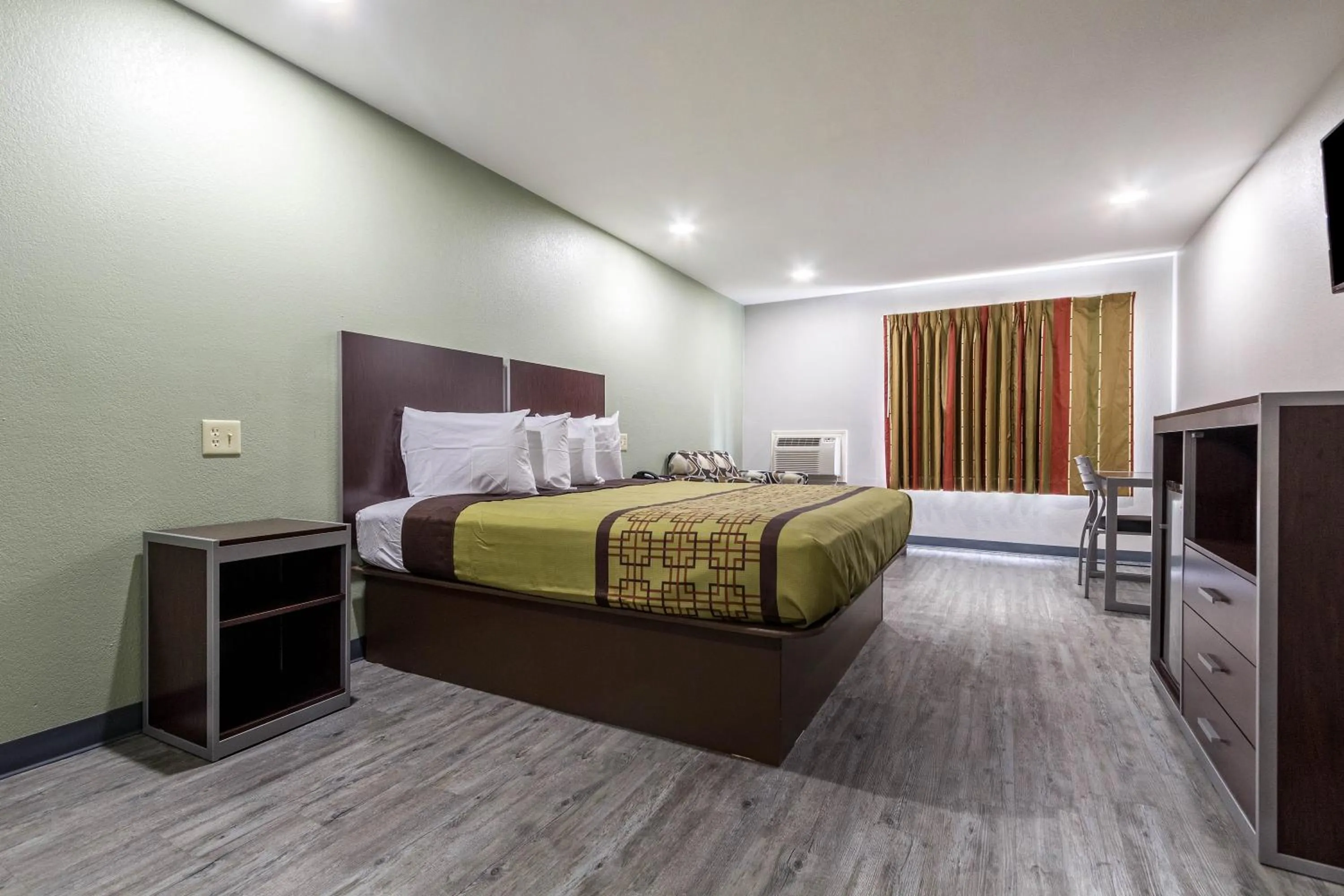 Bed in Scottish Inn and Suites Tomball