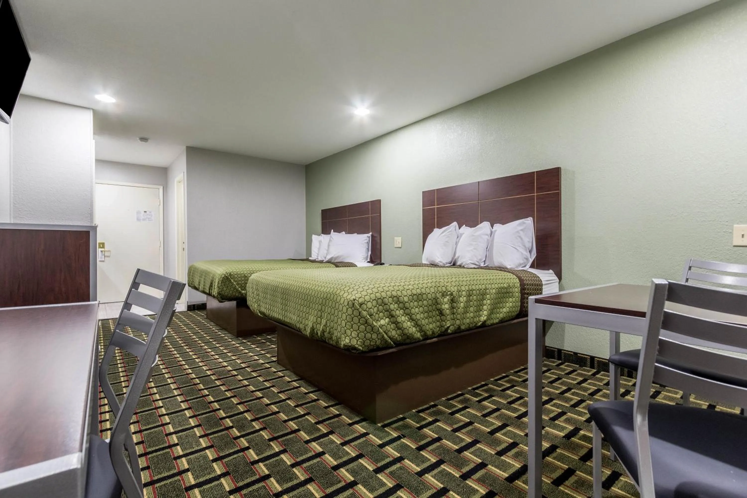 Bed in Scottish Inn and Suites Tomball