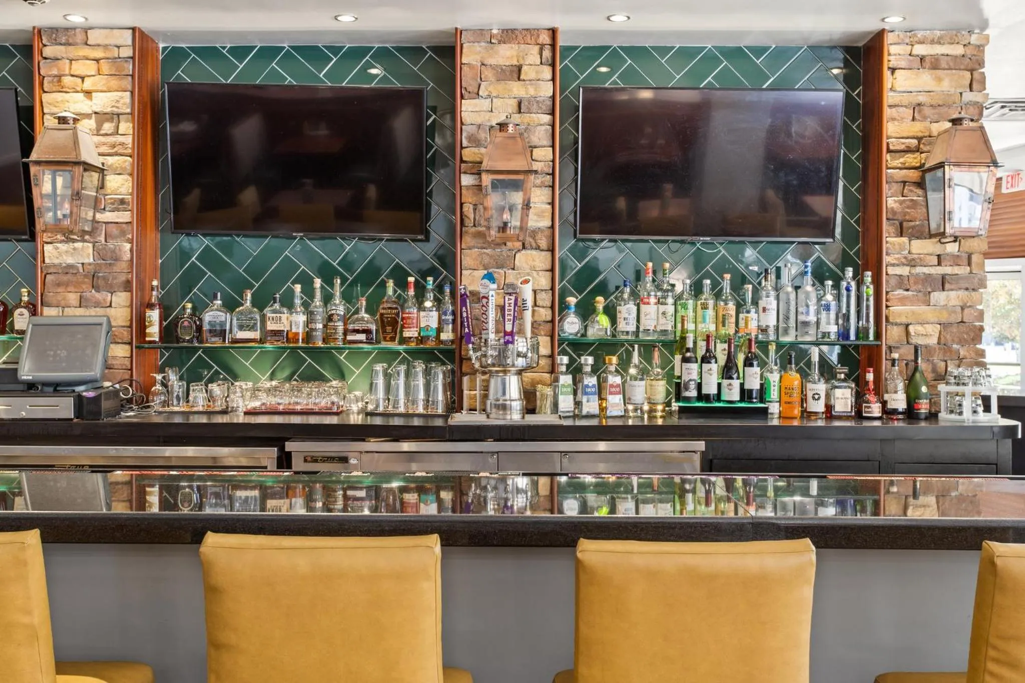 Lounge or bar in Holiday Inn Baton Rouge College Drive I-10 by IHG