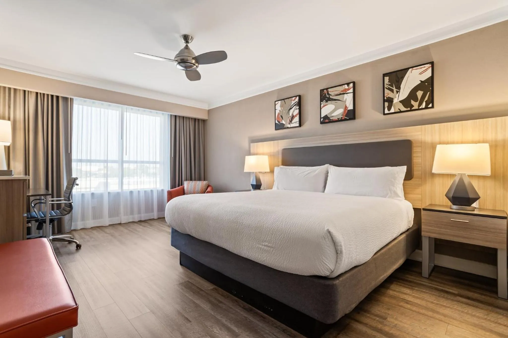 Photo of the whole room, Bed in Holiday Inn Baton Rouge College Drive I-10 by IHG