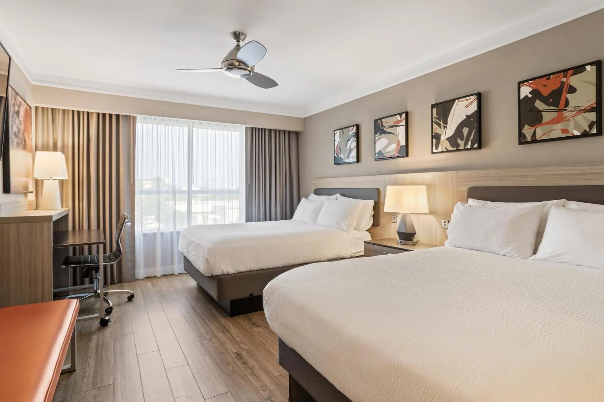 Photo of the whole room, Bed in Holiday Inn Baton Rouge College Drive I-10 by IHG