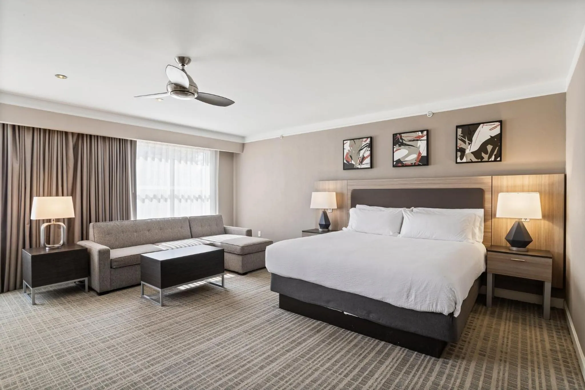 Photo of the whole room, Bed in Holiday Inn Baton Rouge College Drive I-10 by IHG