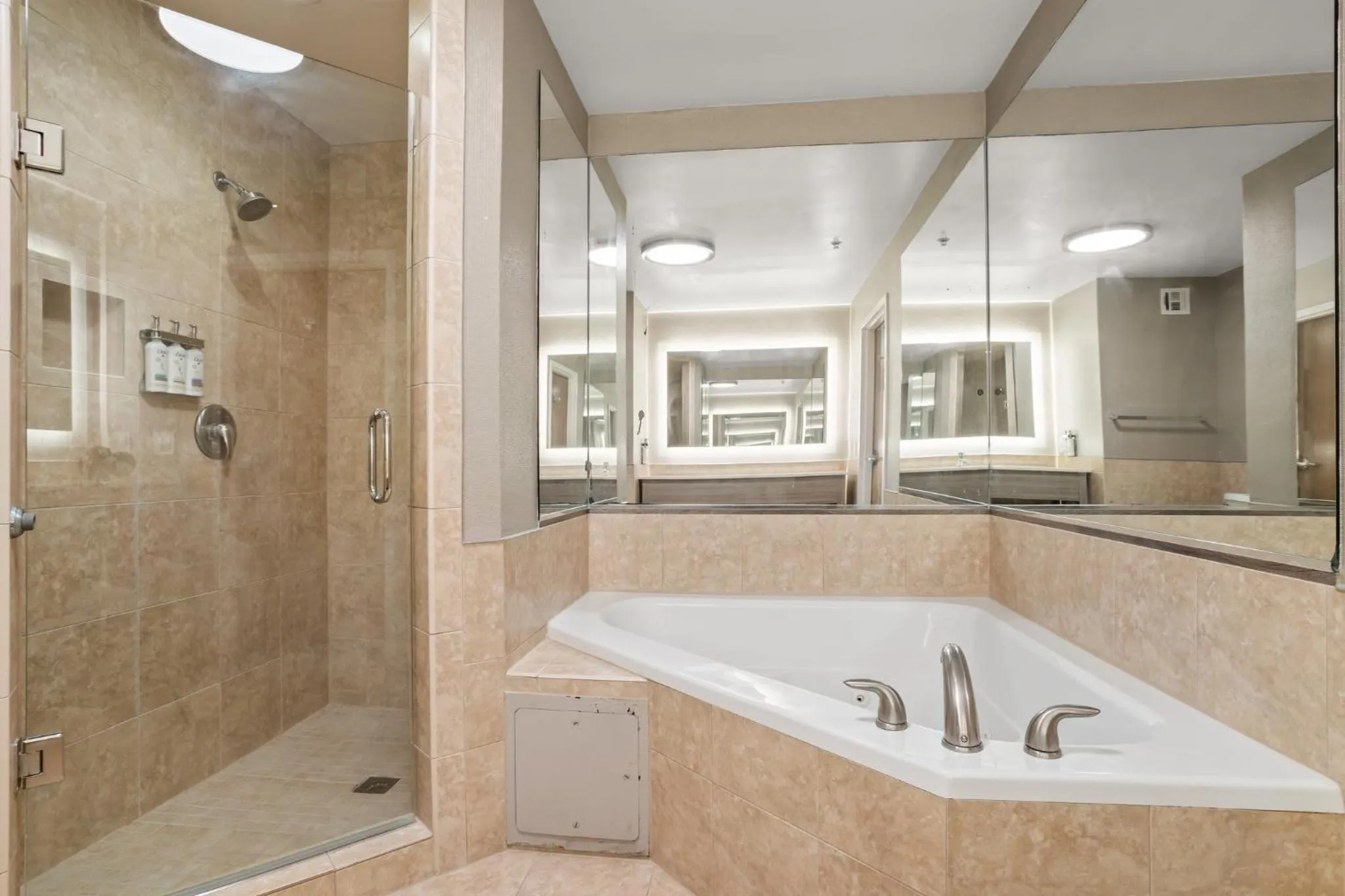 Bathroom in Holiday Inn Baton Rouge College Drive I-10 by IHG