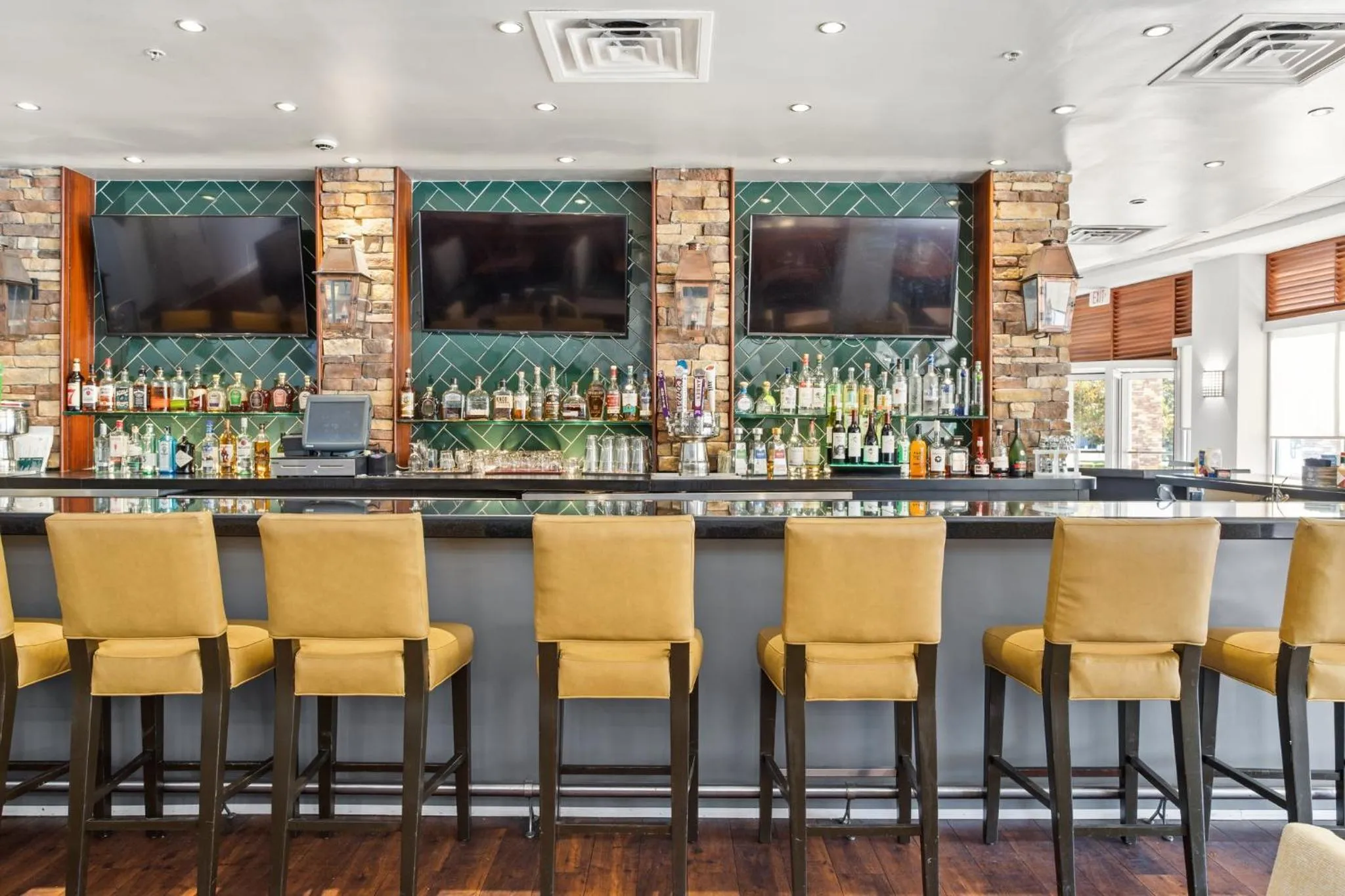 Lounge or bar in Holiday Inn Baton Rouge College Drive I-10 by IHG