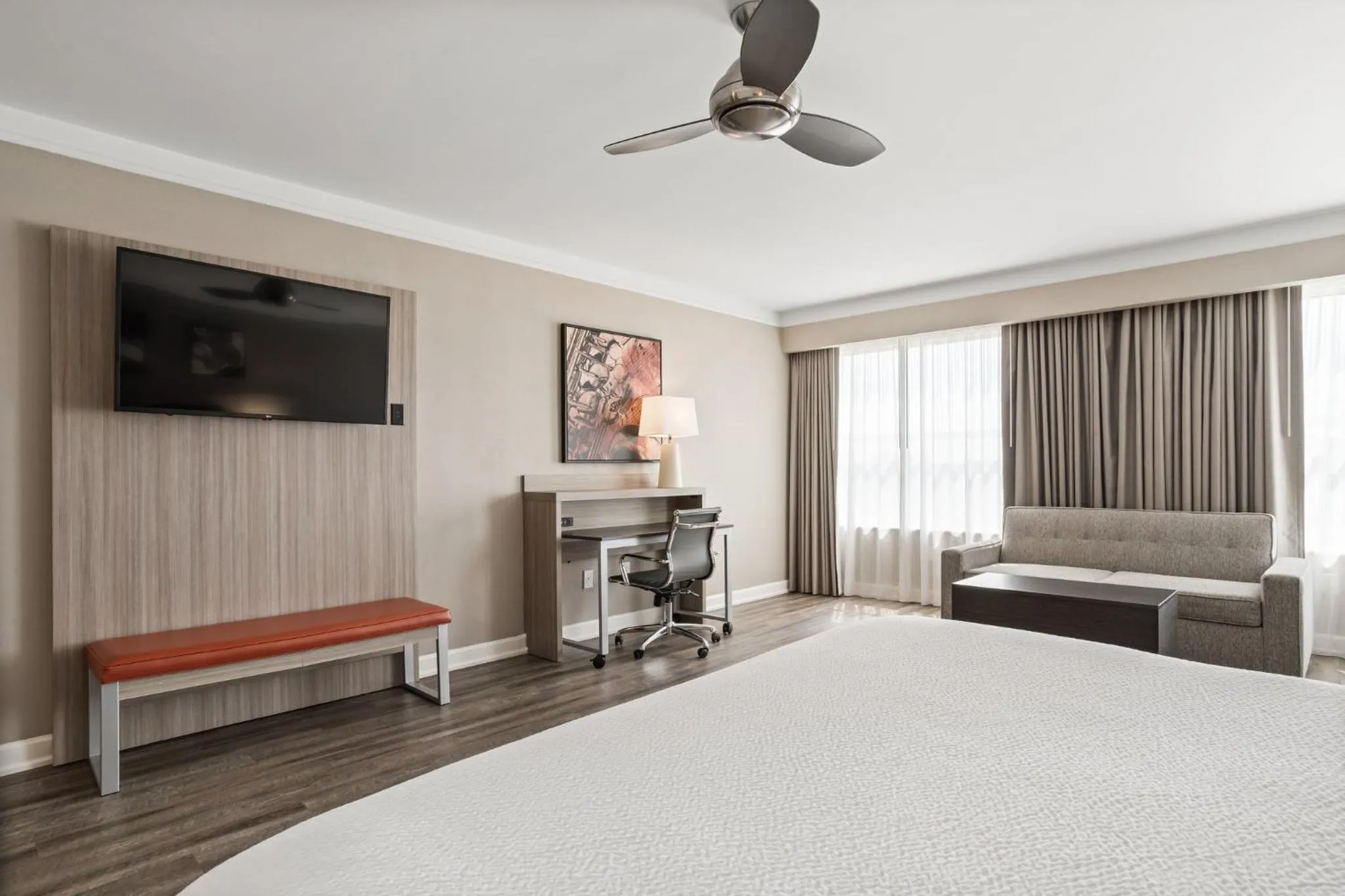 Photo of the whole room, Bed in Holiday Inn Baton Rouge College Drive I-10 by IHG