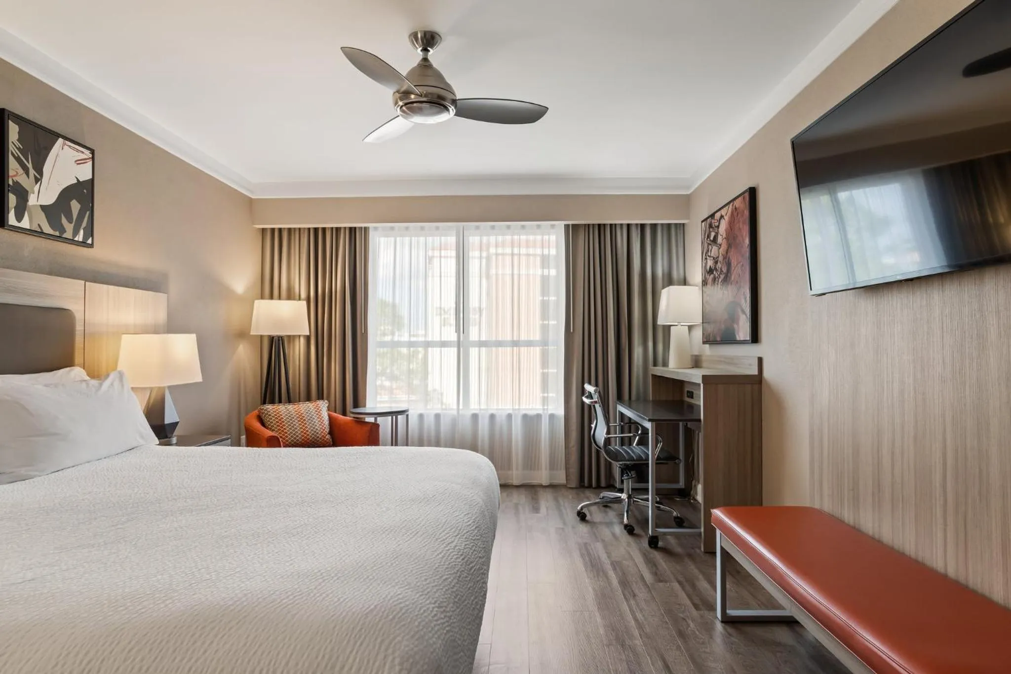 Photo of the whole room, Bed in Holiday Inn Baton Rouge College Drive I-10 by IHG