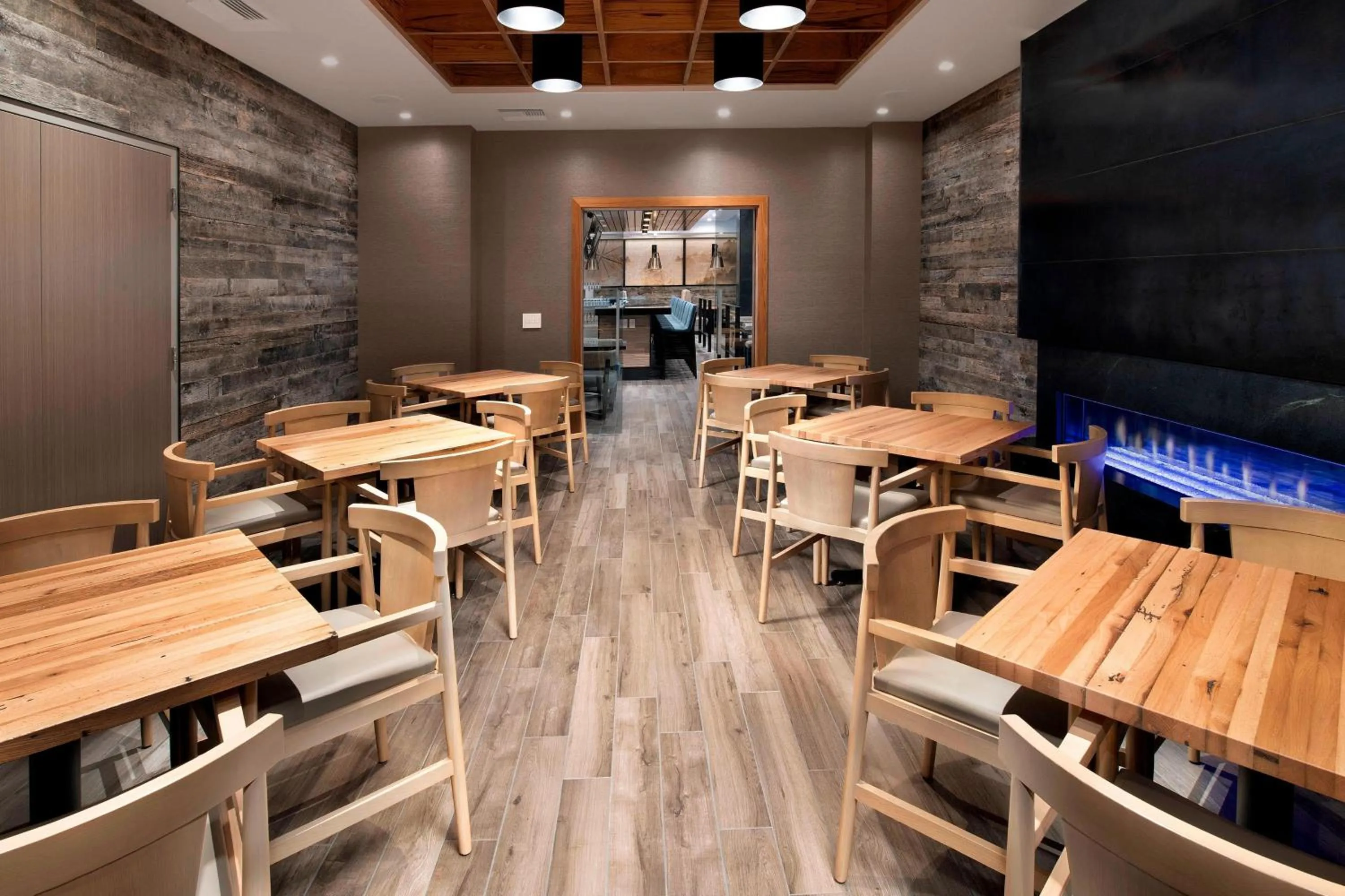 Lounge or bar in Delta Hotels by Marriott Seattle Everett