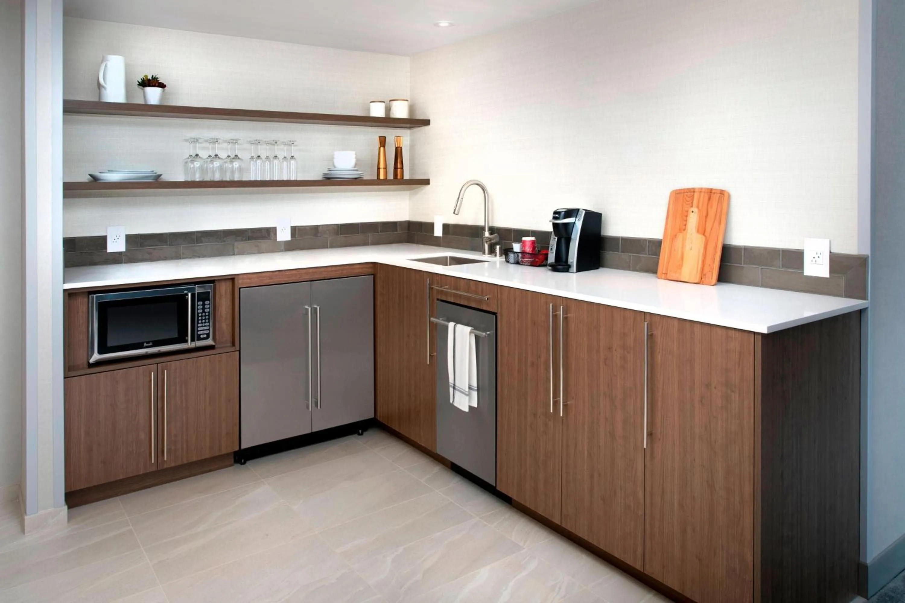 Kitchen or kitchenette in Delta Hotels by Marriott Seattle Everett