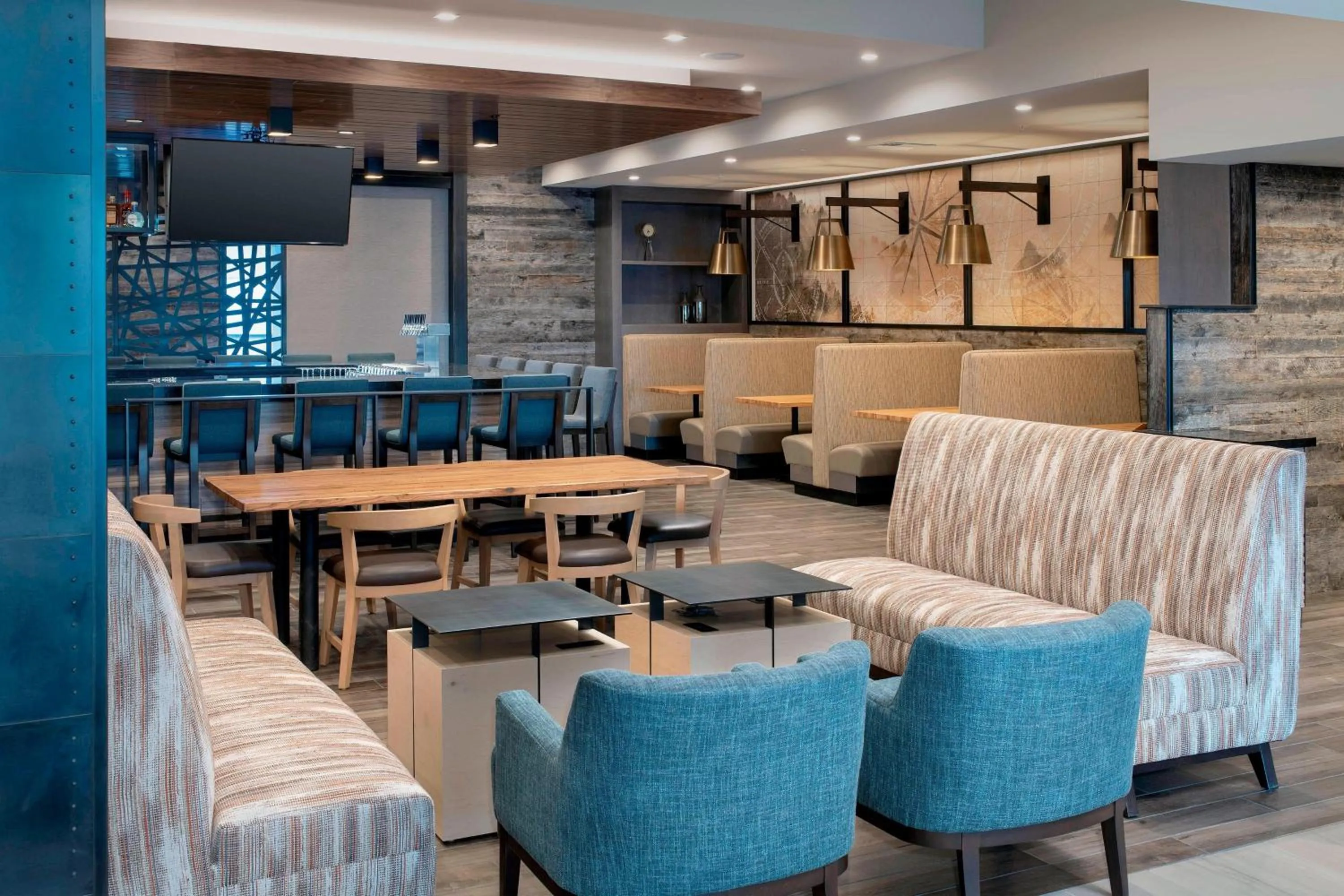 Lounge or bar in Delta Hotels by Marriott Seattle Everett